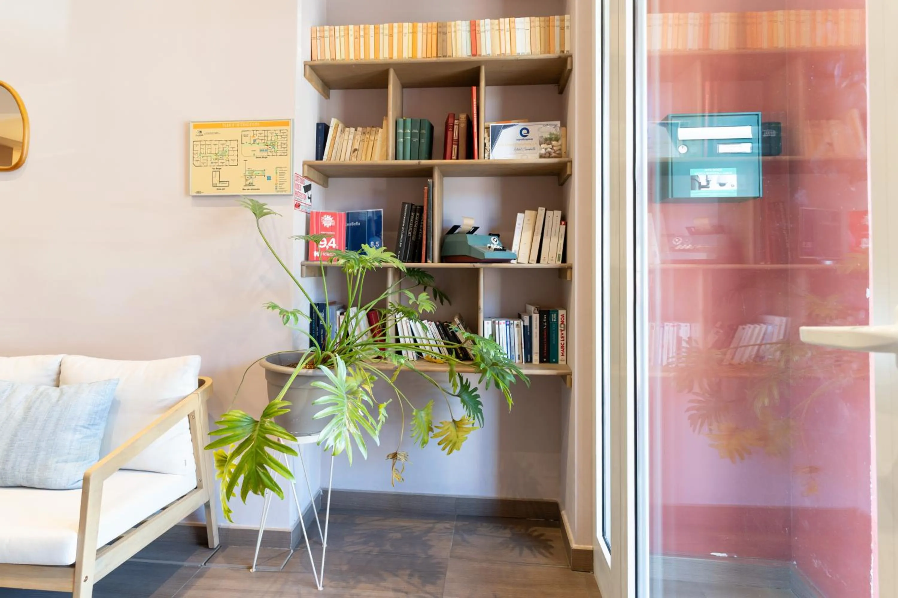 Facade/entrance in Hôtel CASABELLA Cannes Mouans Sartoux