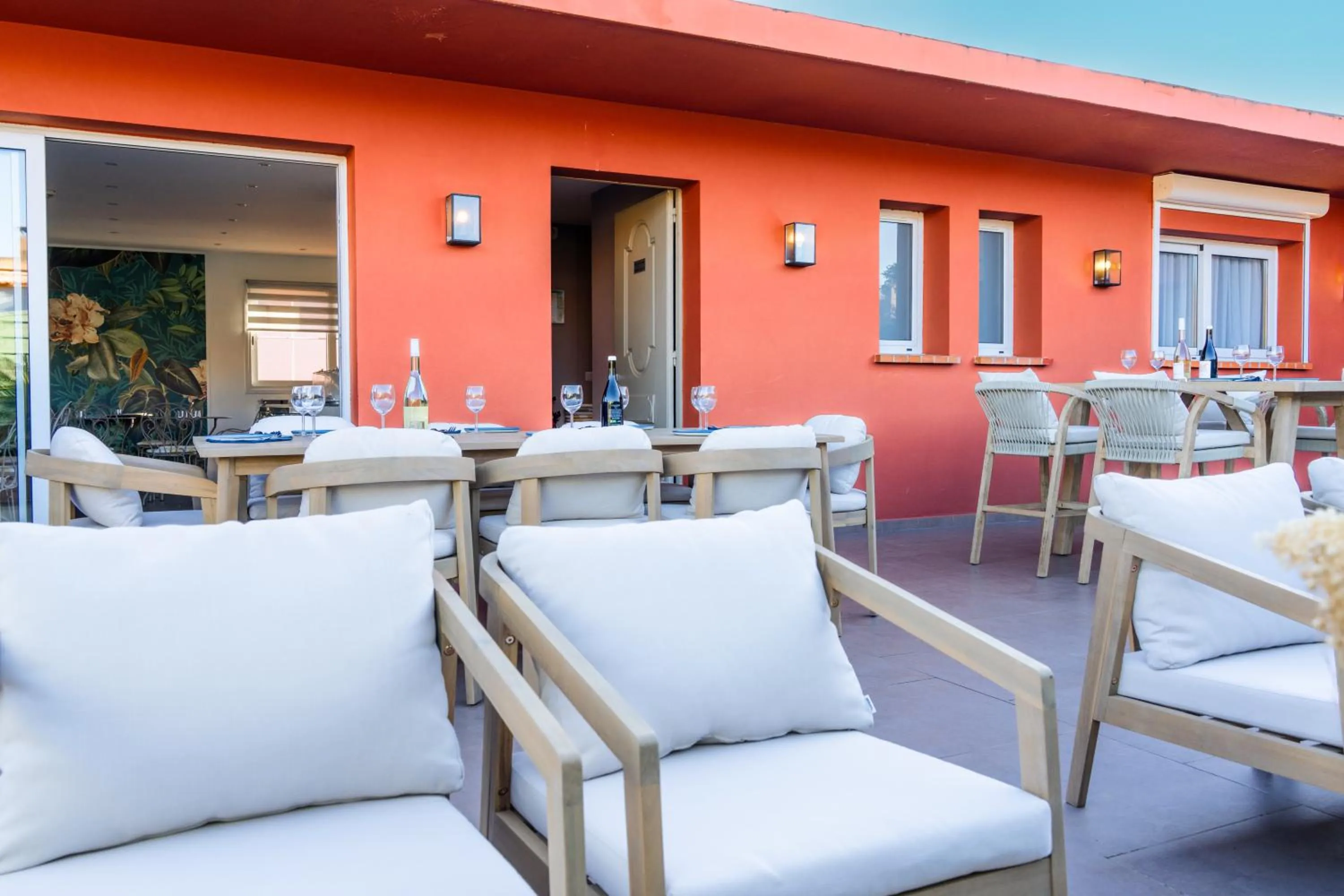 Patio in Hôtel CASABELLA Cannes Mouans Sartoux