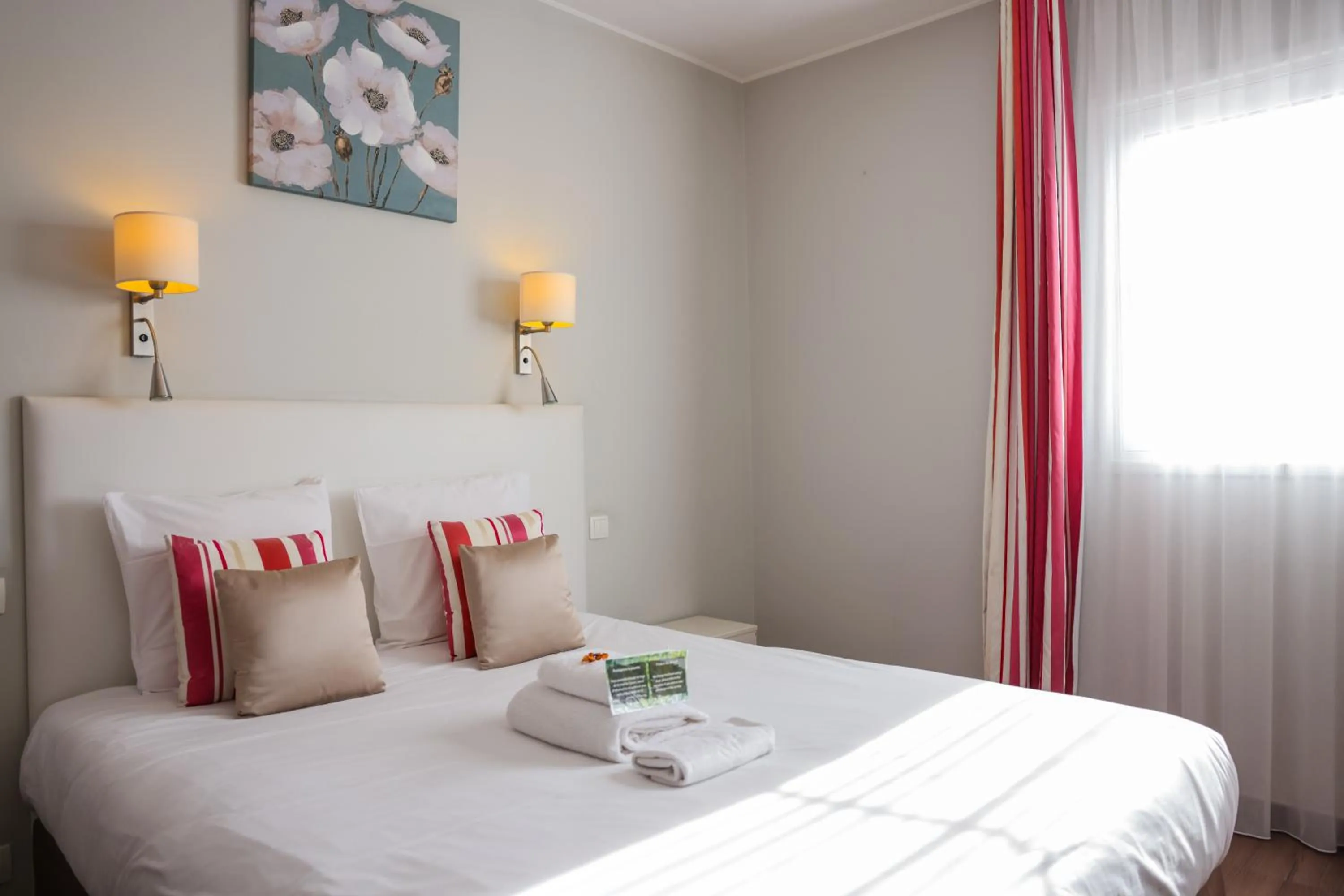 Bedroom, Bed in Hôtel CASABELLA Cannes Mouans Sartoux