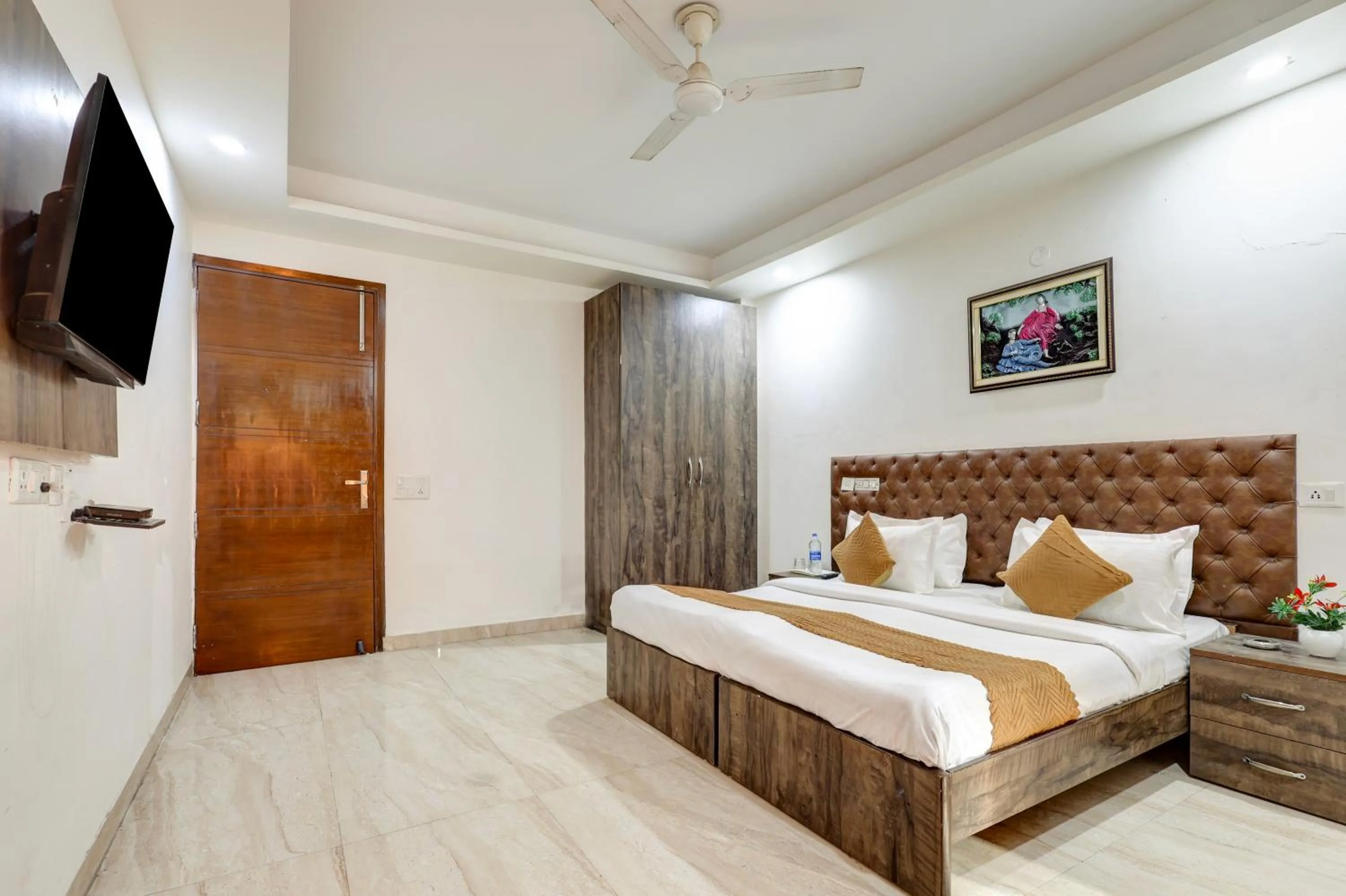 TV and multimedia, Bed in Mauryan Elite Hotel Qutab Minar Metro Station
