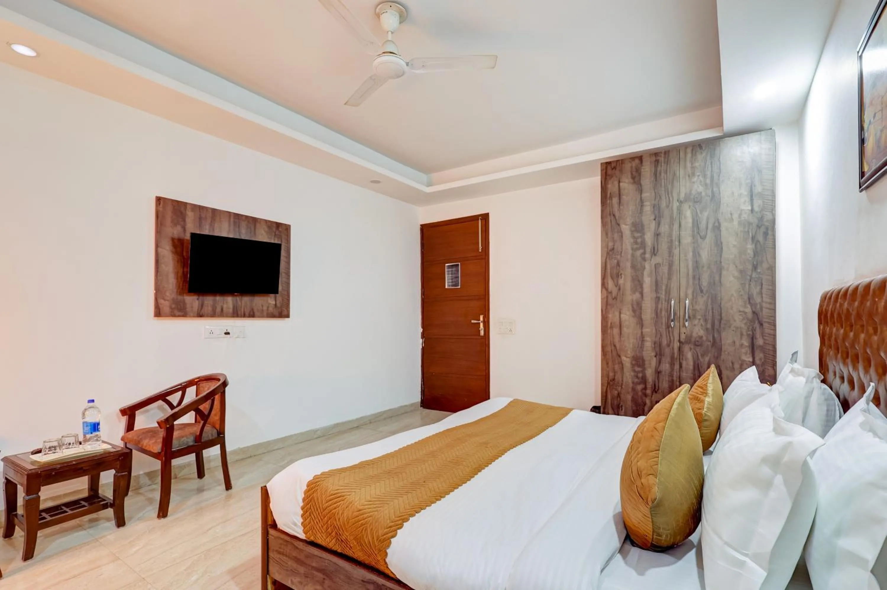 Photo of the whole room, Bed in Mauryan Elite Hotel Qutab Minar Metro Station