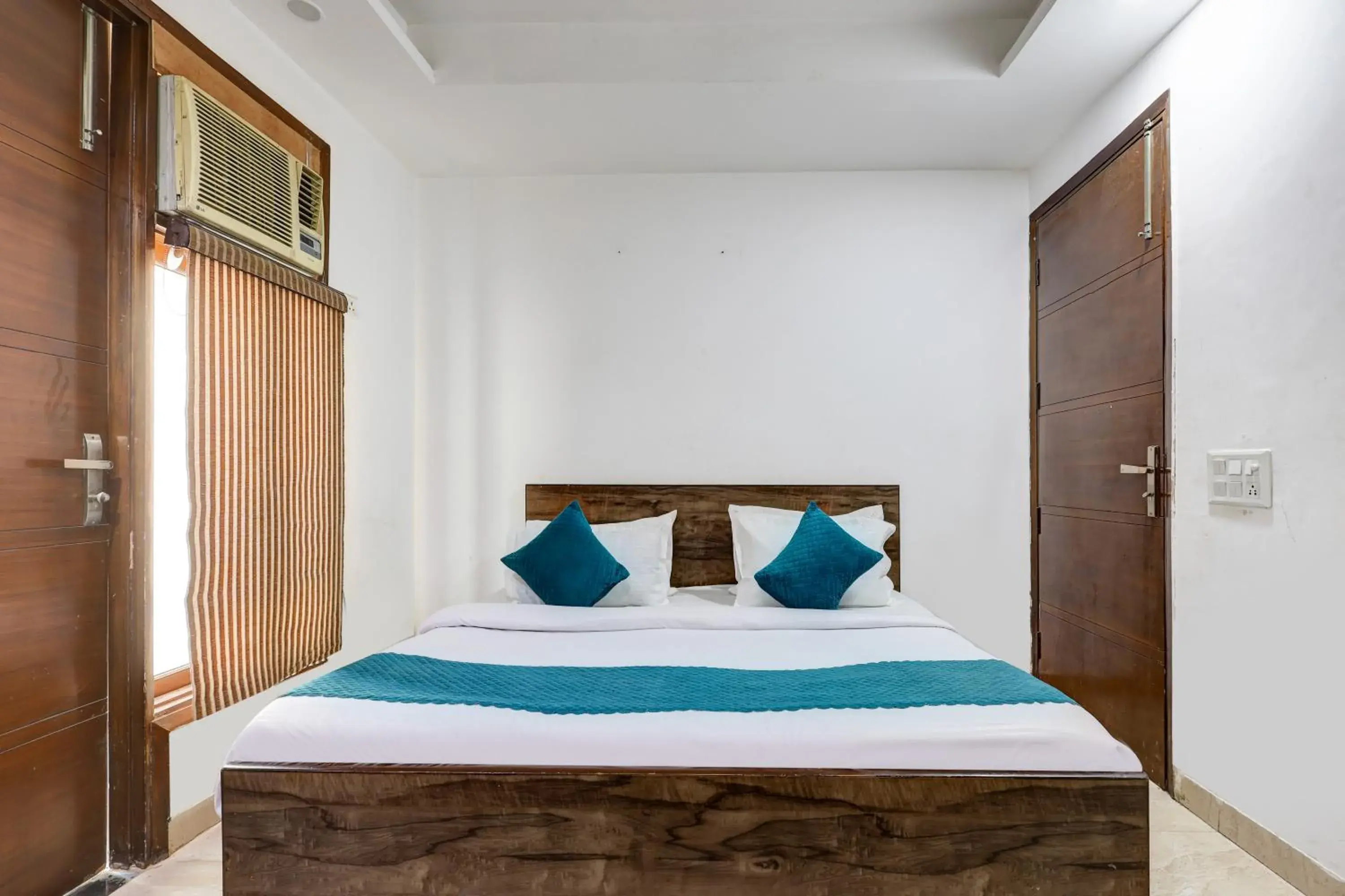 Double Room with Balcony in Mauryan Elite Hotel Qutab Minar Metro Station Double Room with Balcony in Mauryan Elite Hotel Qutab Minar Metro Station