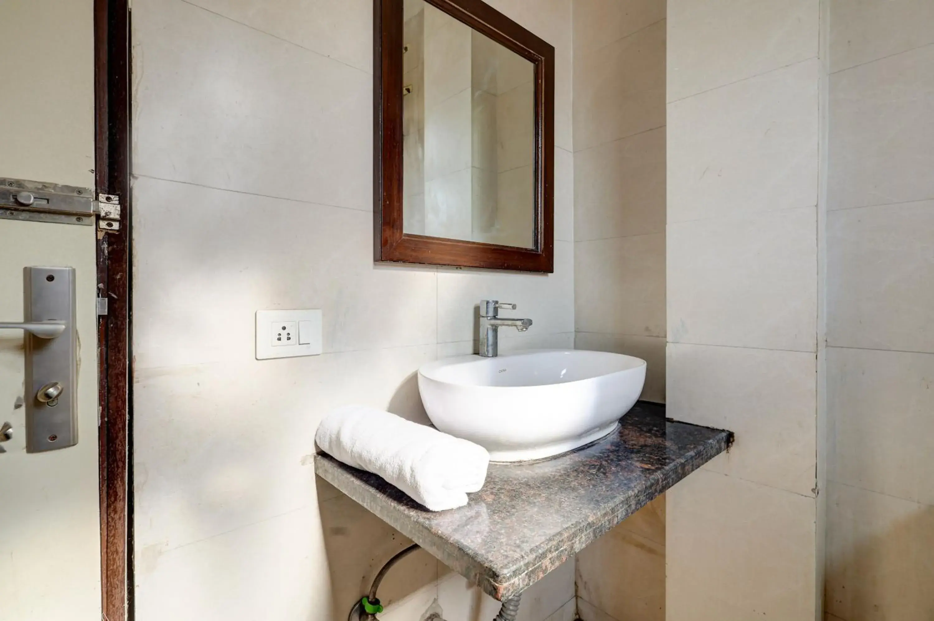 Double Room with Balcony in Mauryan Elite Hotel Qutab Minar Metro Station Double Room with Balcony in Mauryan Elite Hotel Qutab Minar Metro Station