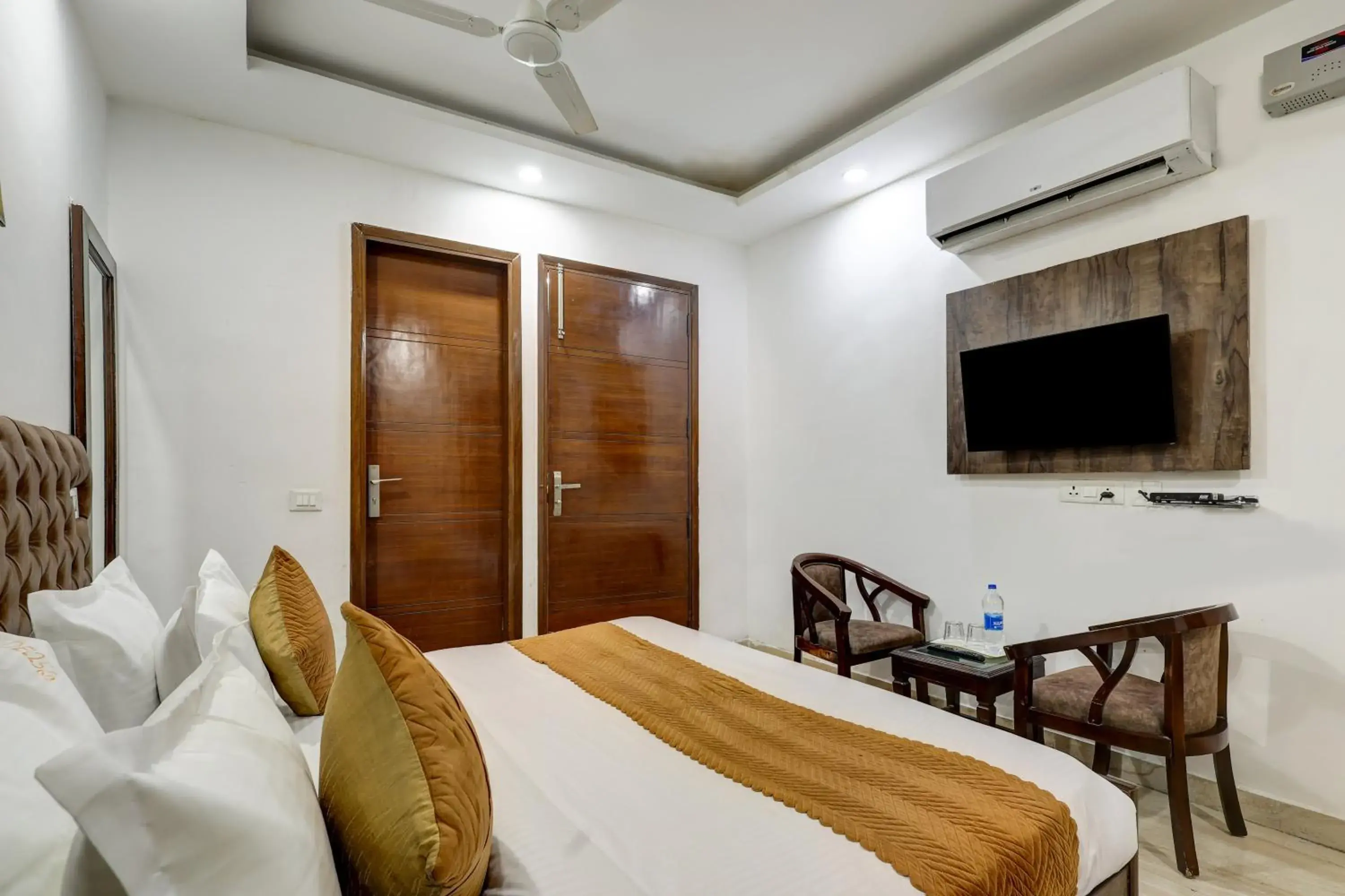 Deluxe Double Room (2 Adults + 1 Child) in Mauryan Elite Hotel Qutab Minar Metro Station Deluxe Double Room (2 Adults + 1 Child) in Mauryan Elite Hotel Qutab Minar Metro Station