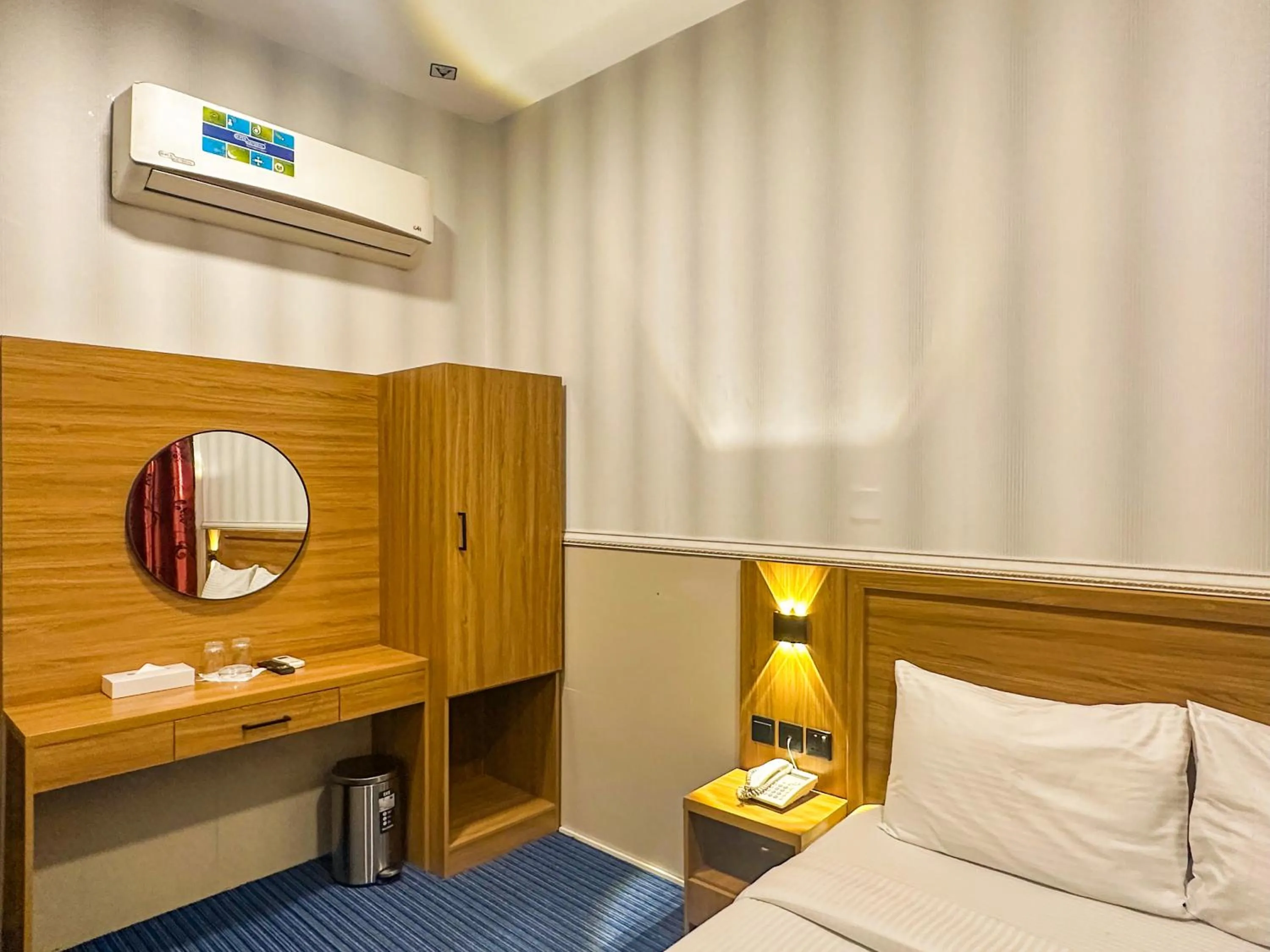 wardrobe, Bed in TAMARIND HOTEL