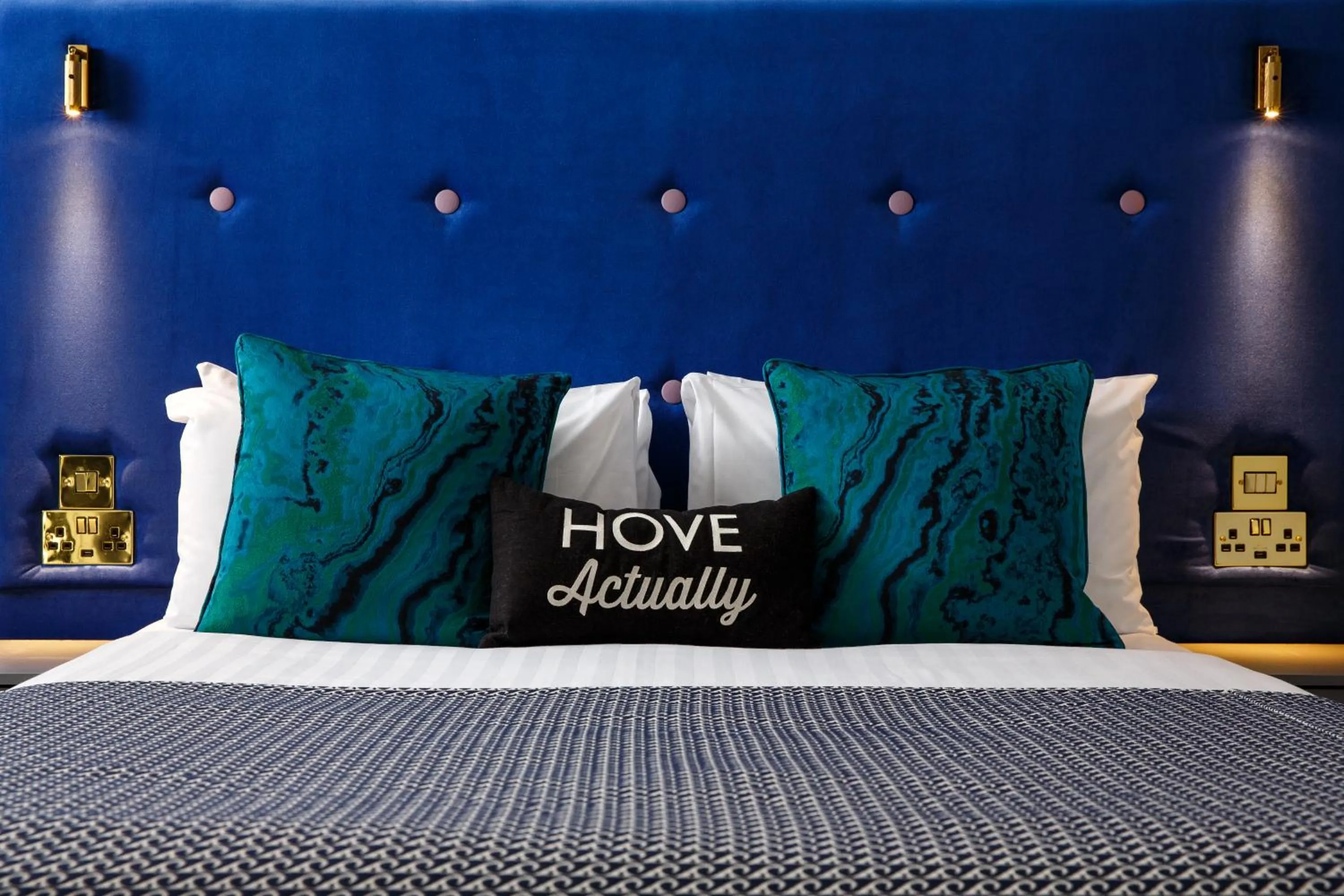 Bed in Mercure Brighton Seafront Hotel