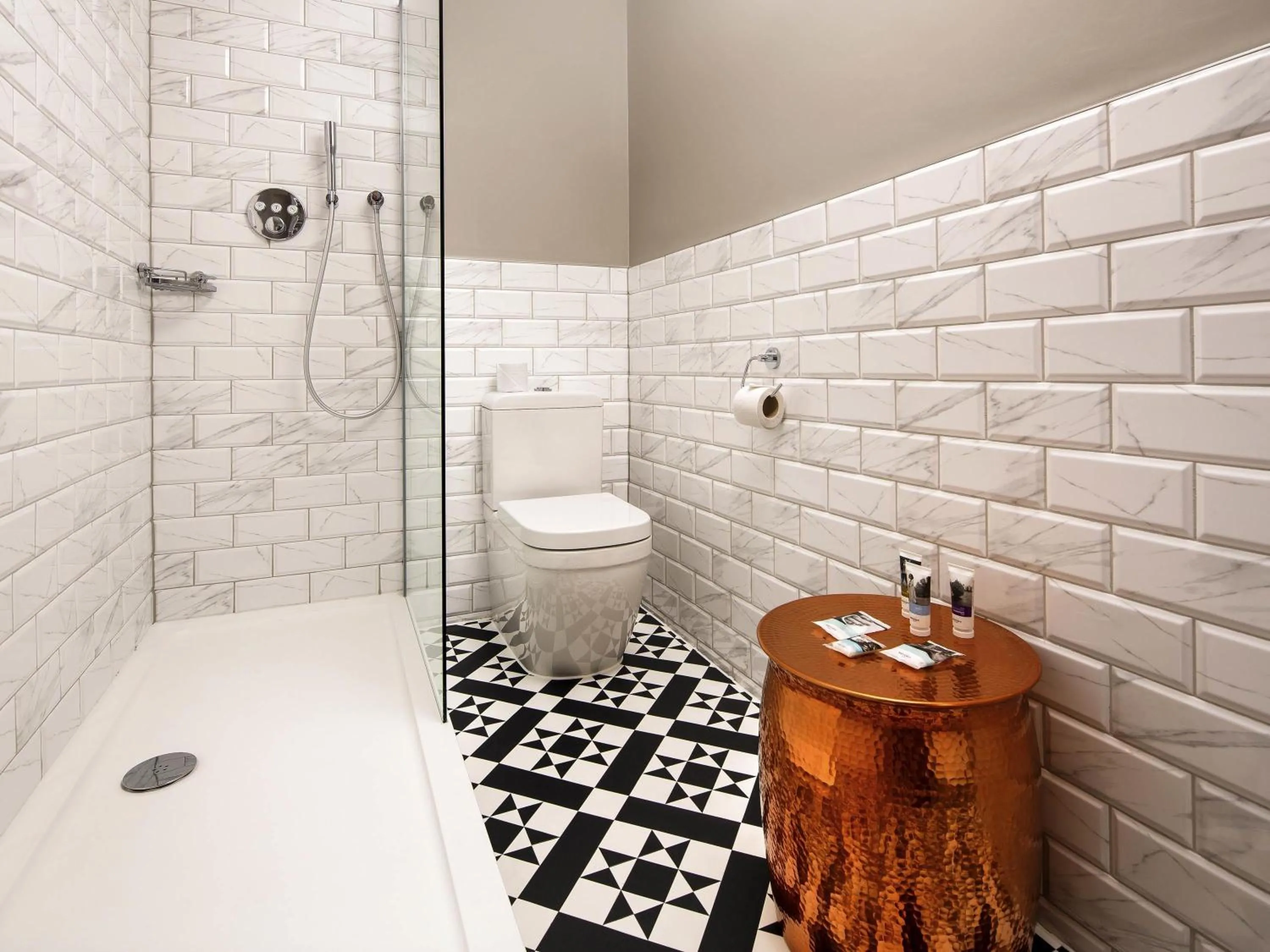 Bedroom in Mercure Brighton Seafront Hotel