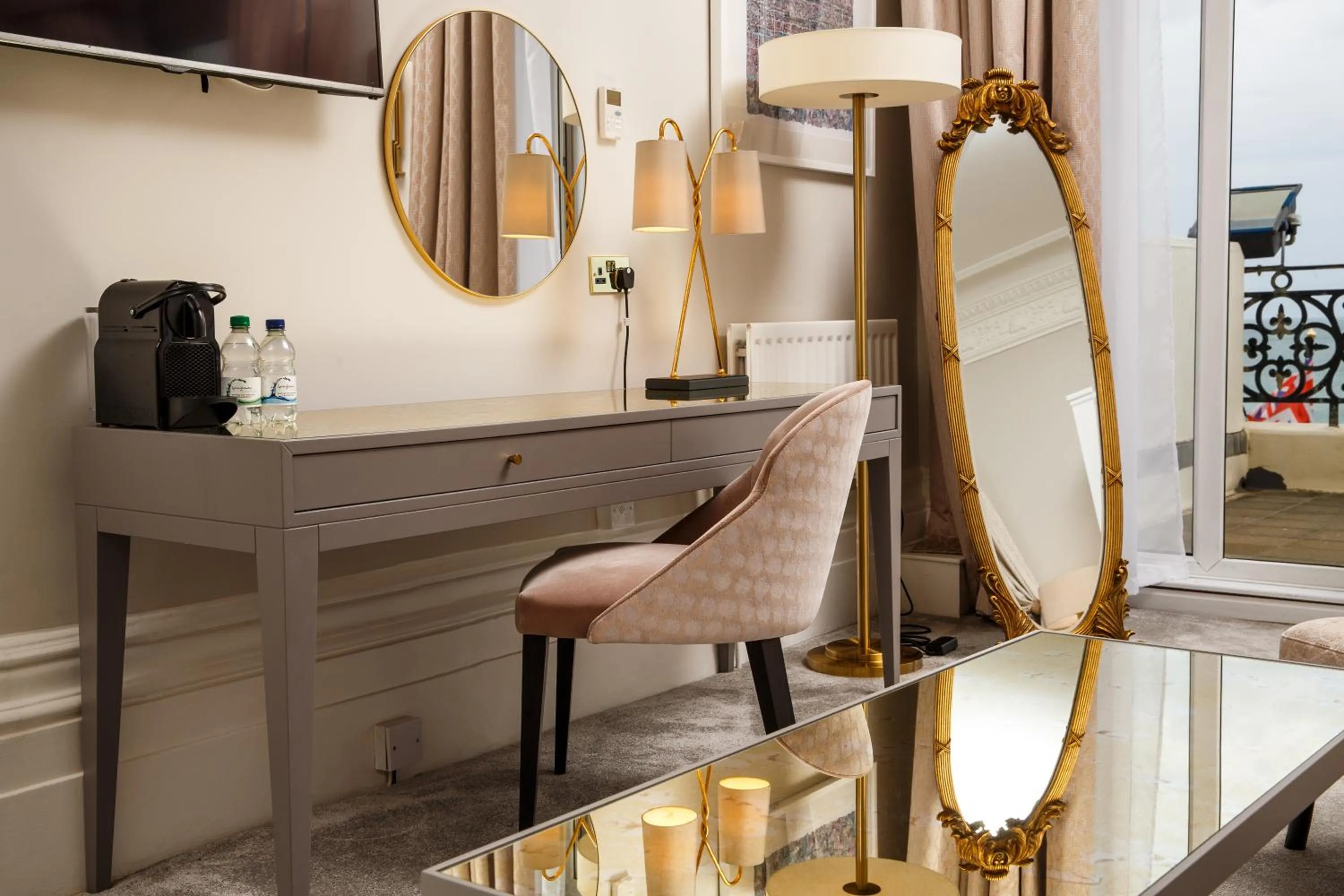 Coffee/tea facilities in Mercure Brighton Seafront Hotel