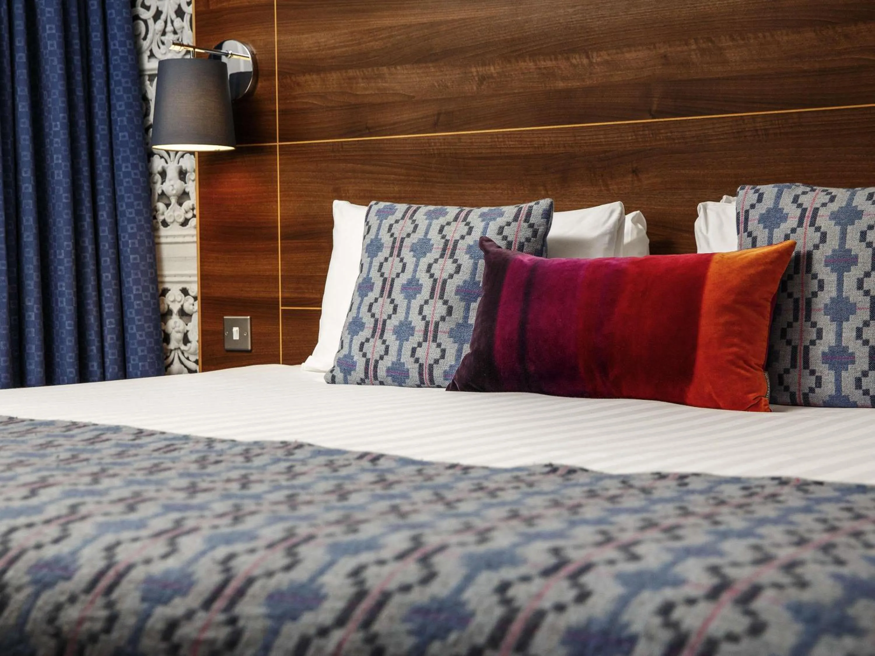 Bedroom, Bed in Mercure Brighton Seafront Hotel