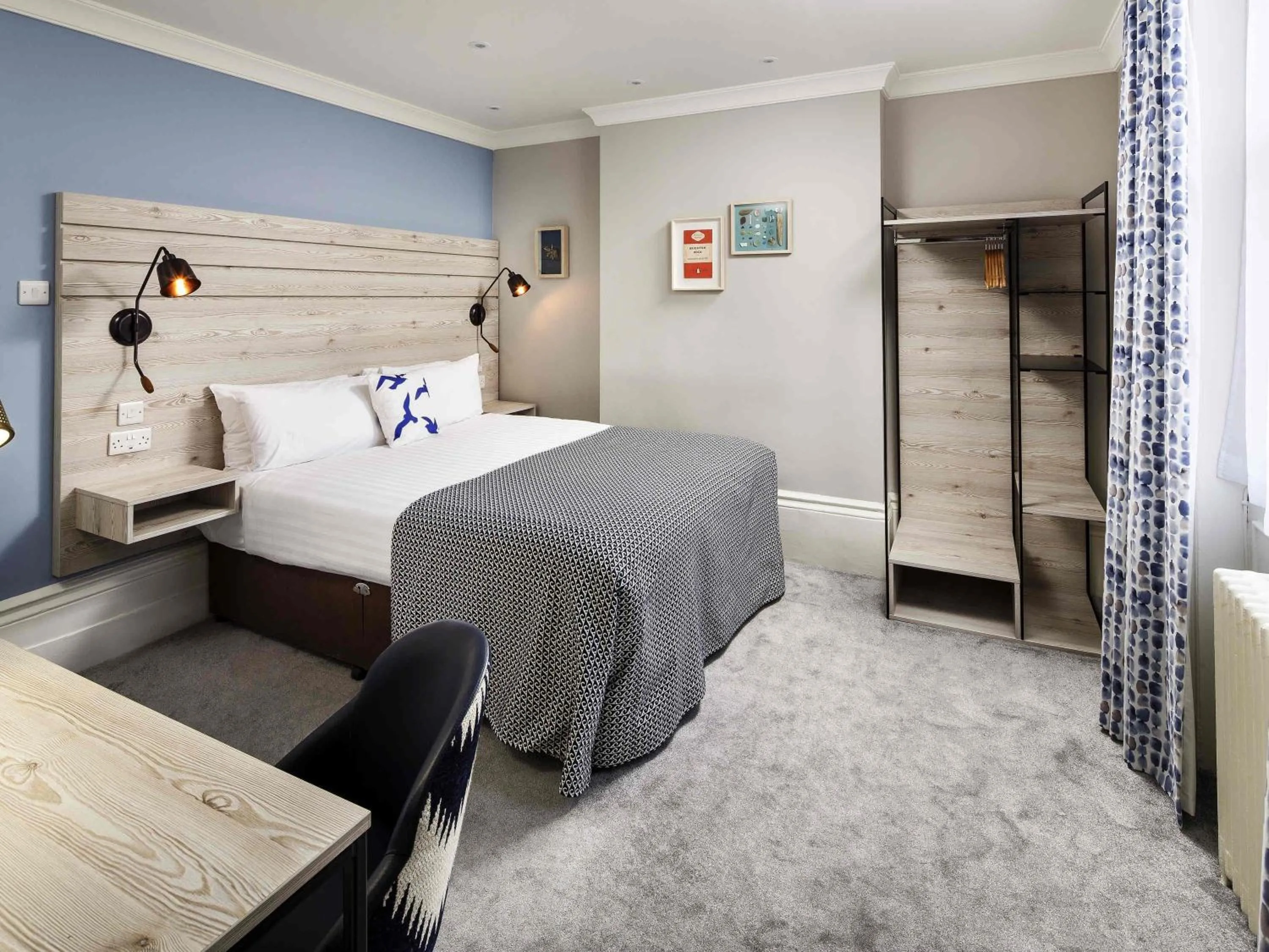 Bedroom, Bed in Mercure Brighton Seafront Hotel