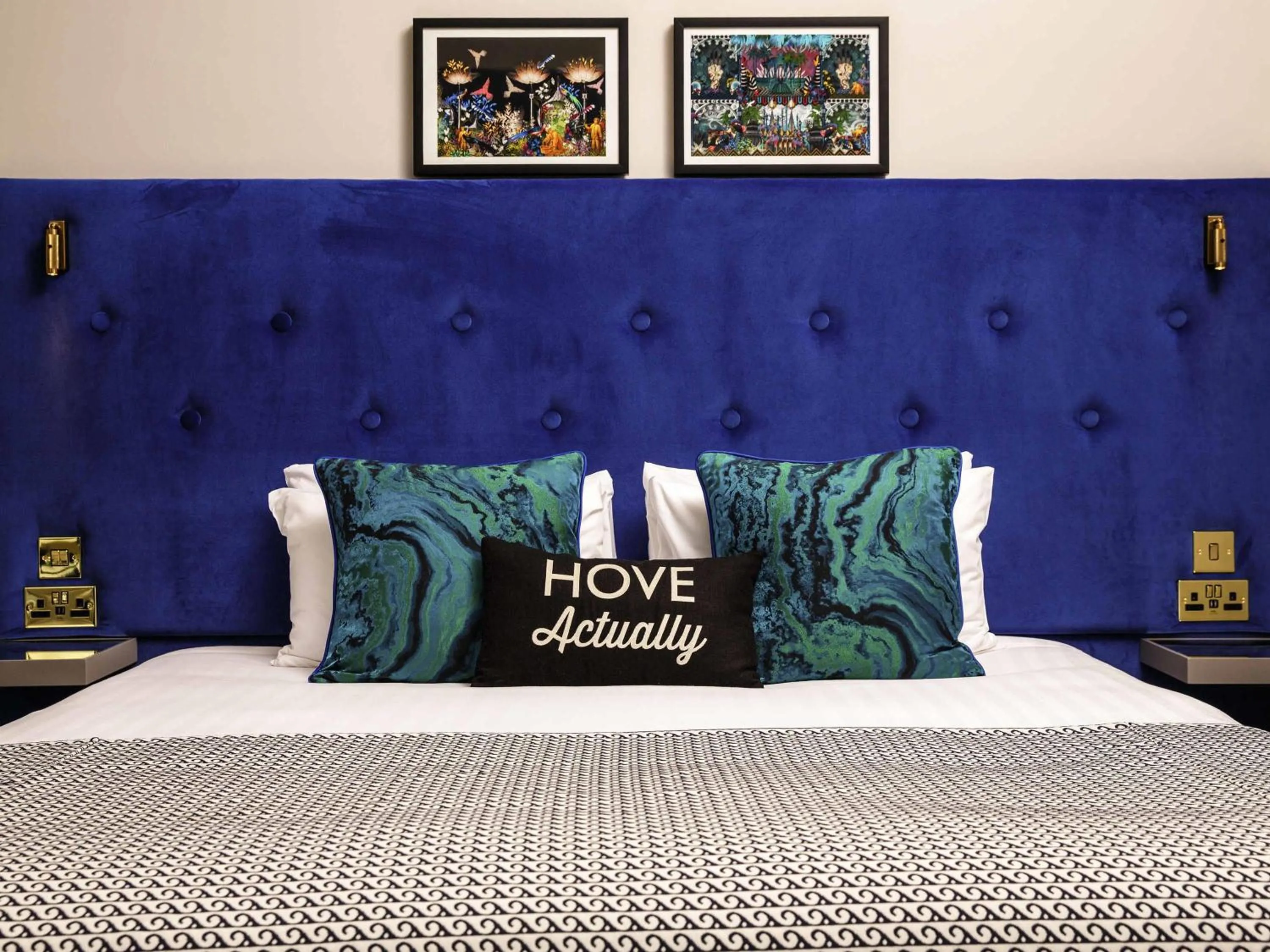 Bedroom, Bed in Mercure Brighton Seafront Hotel