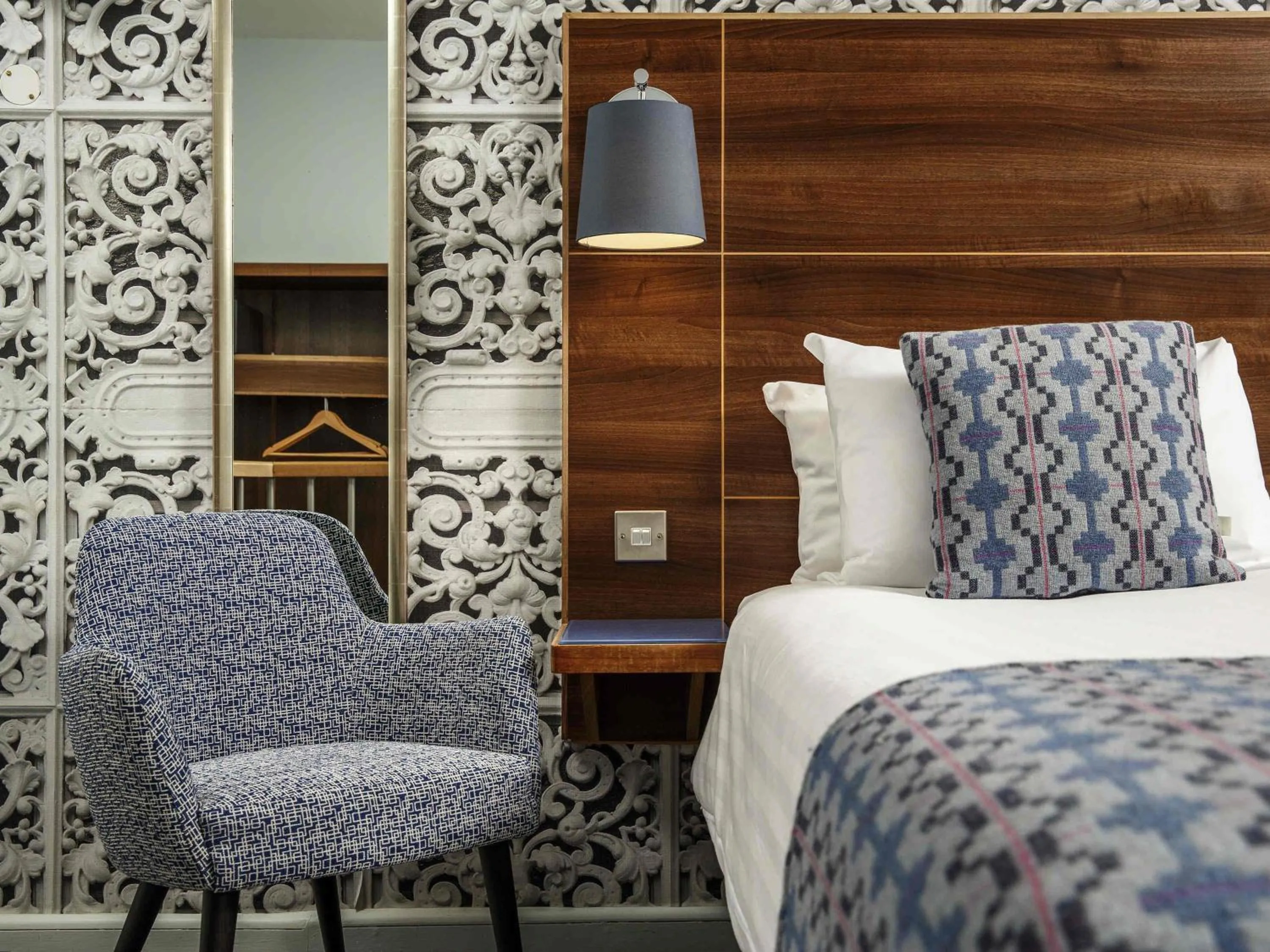 Bedroom, Bed in Mercure Brighton Seafront Hotel