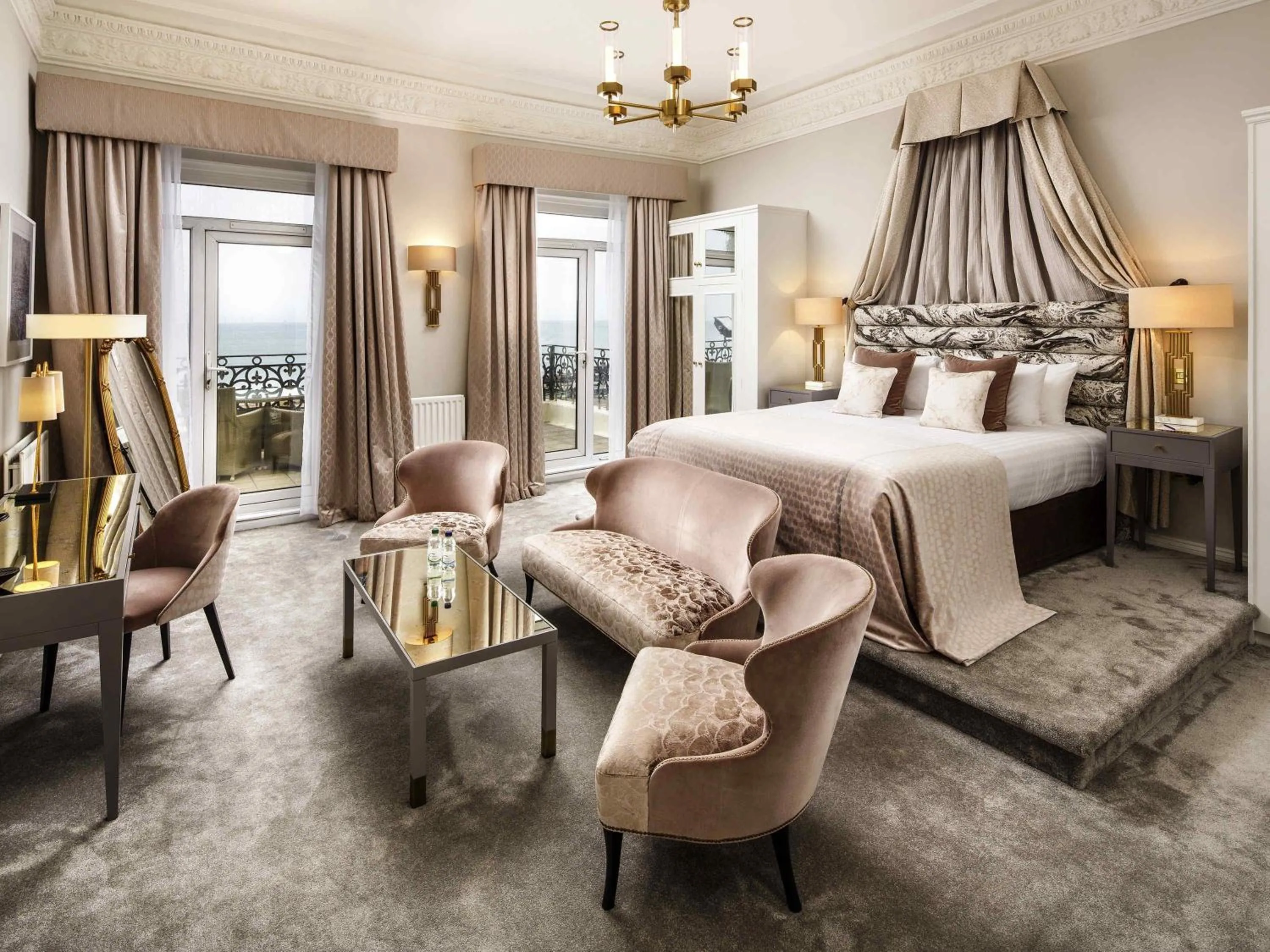 Bedroom, Bed in Mercure Brighton Seafront Hotel