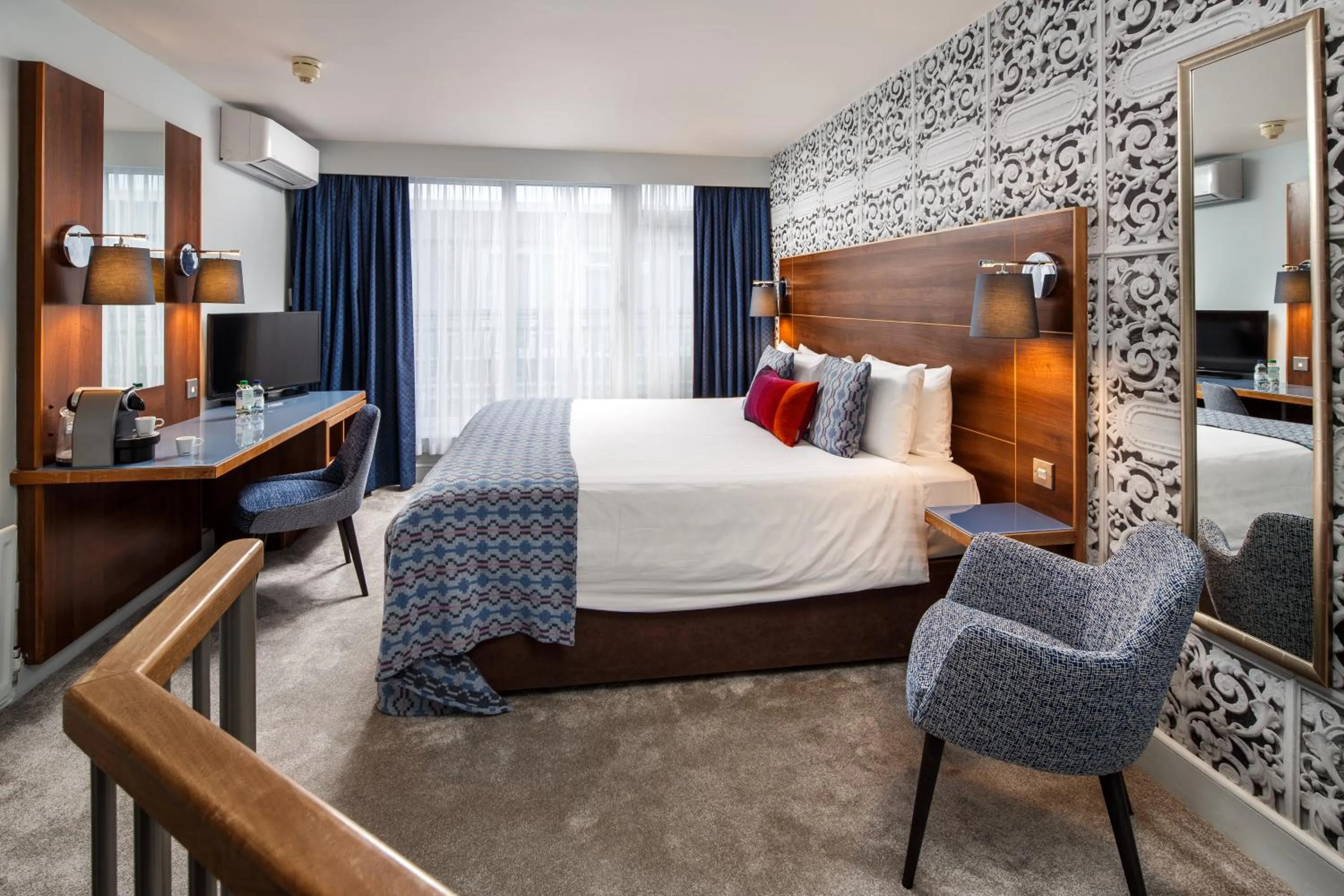 Bed in Mercure Brighton Seafront Hotel