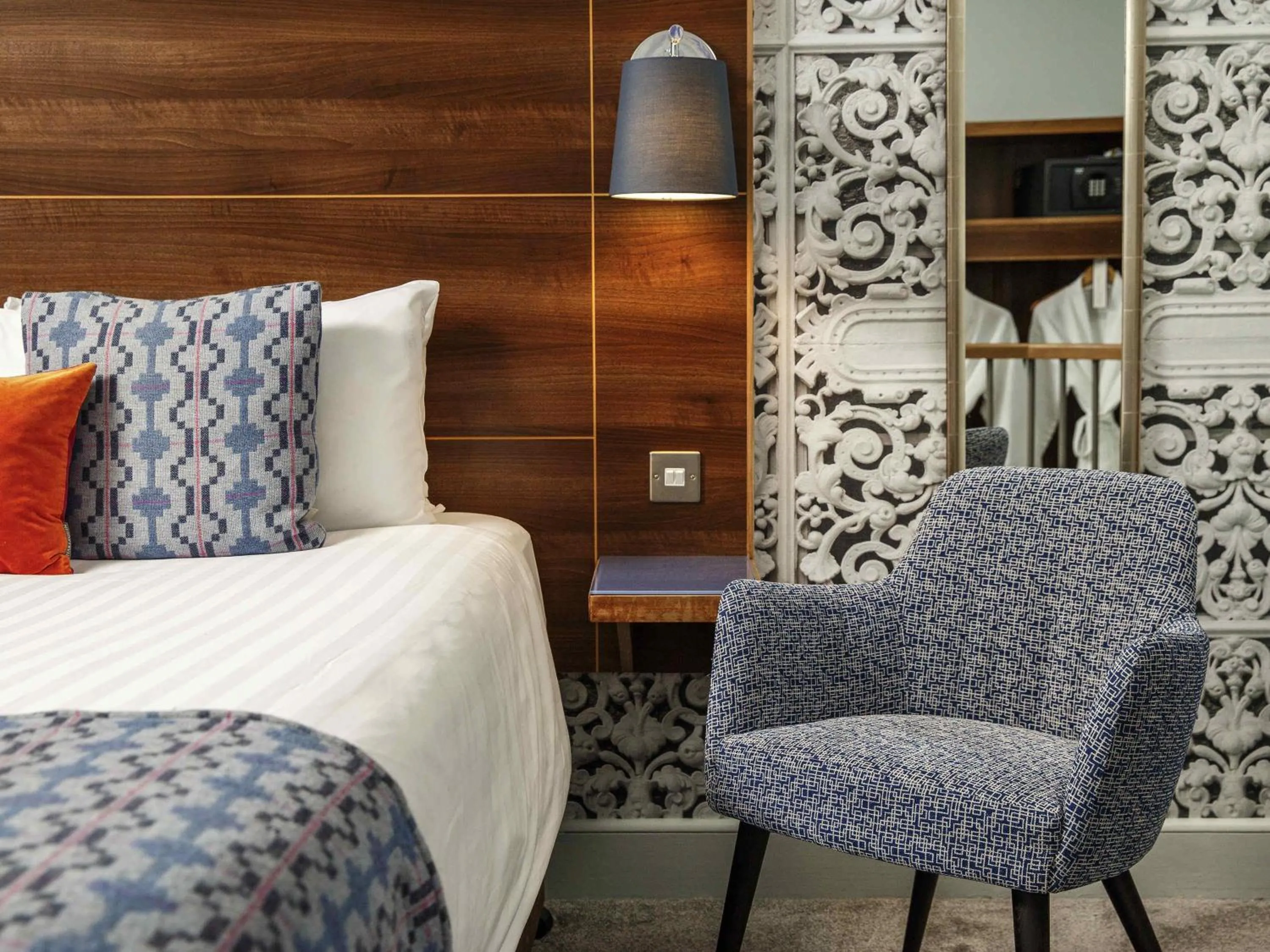 Bedroom, Bed in Mercure Brighton Seafront Hotel