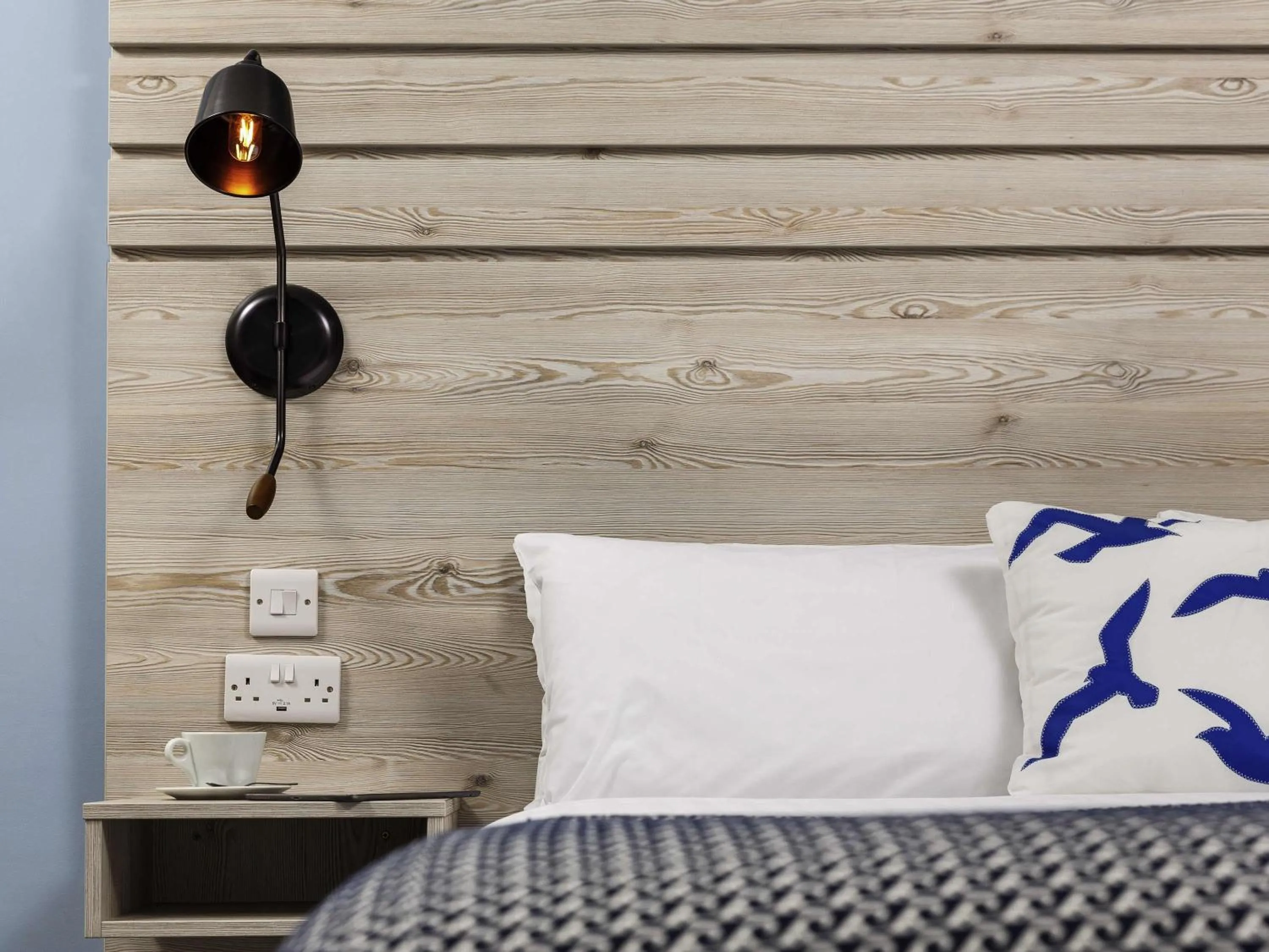 Bedroom, Bed in Mercure Brighton Seafront Hotel