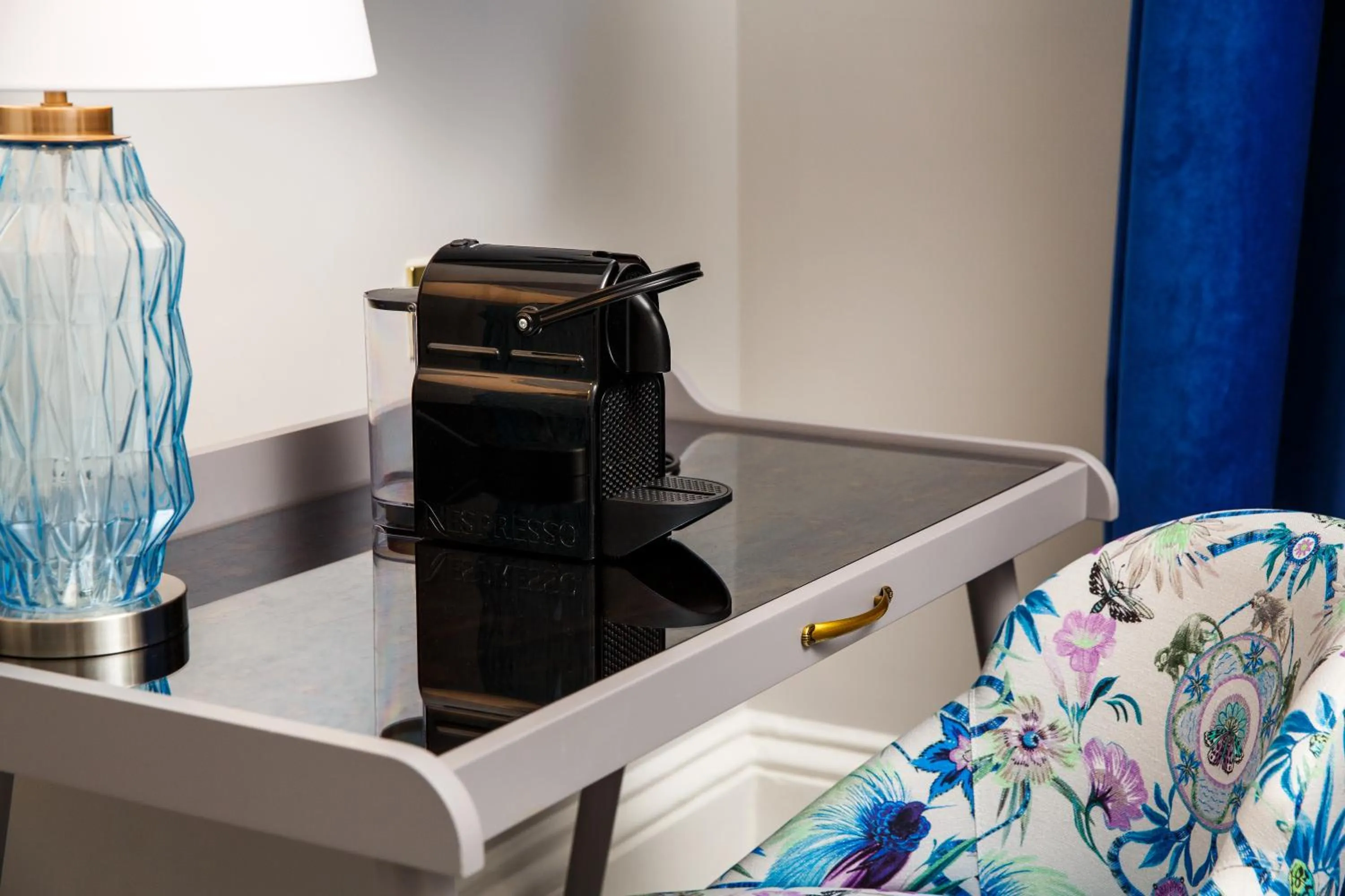 Coffee/tea facilities, Bed in Mercure Brighton Seafront Hotel