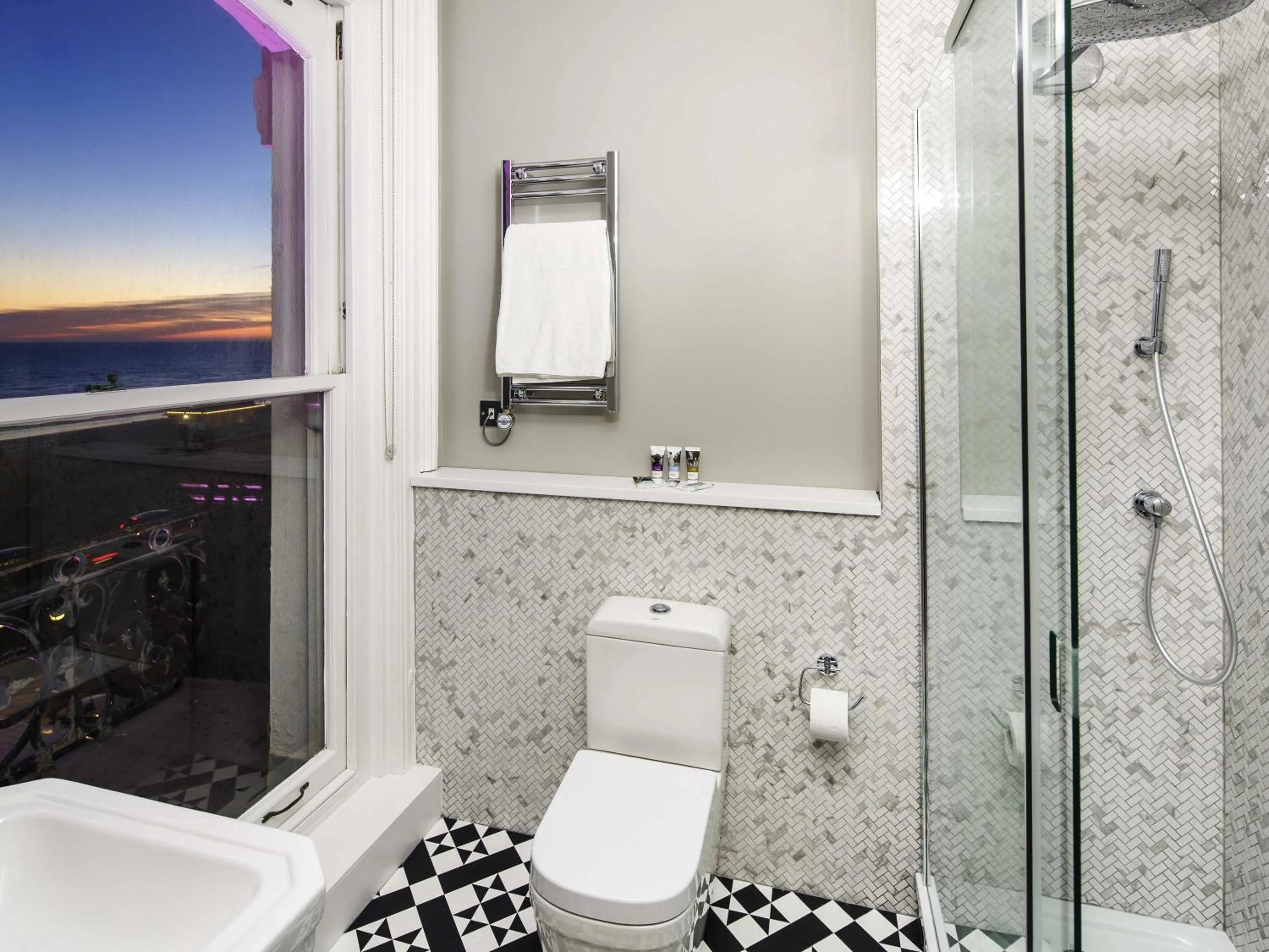 Bedroom in Mercure Brighton Seafront Hotel