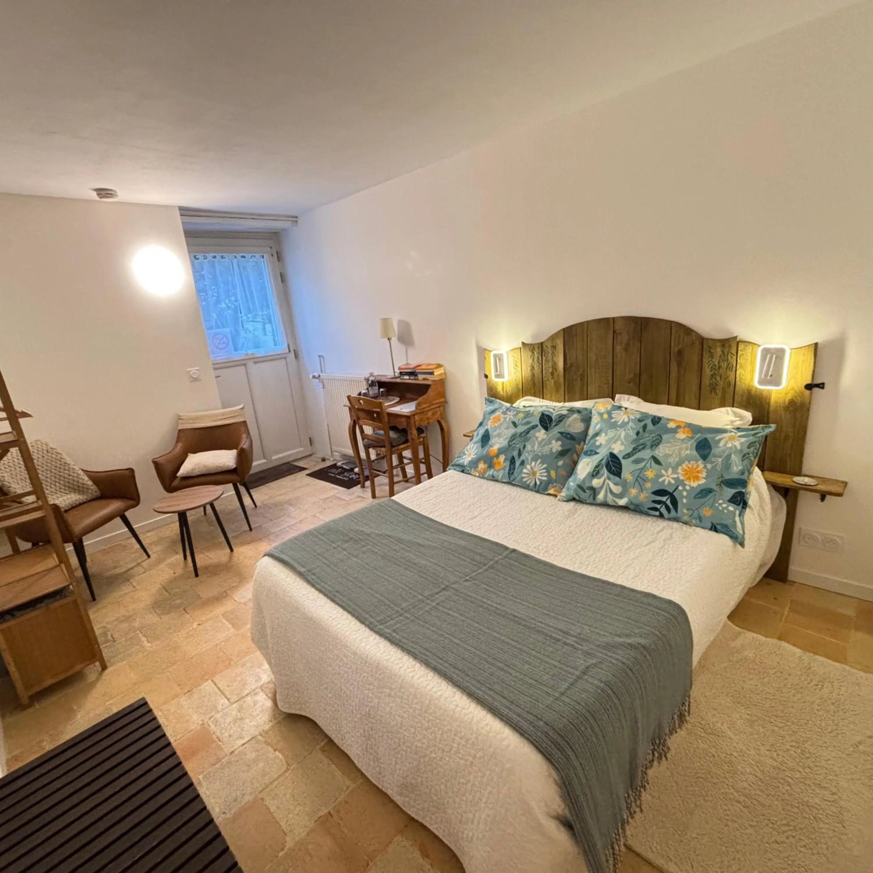 Photo of the whole room, Bed in La Balastière