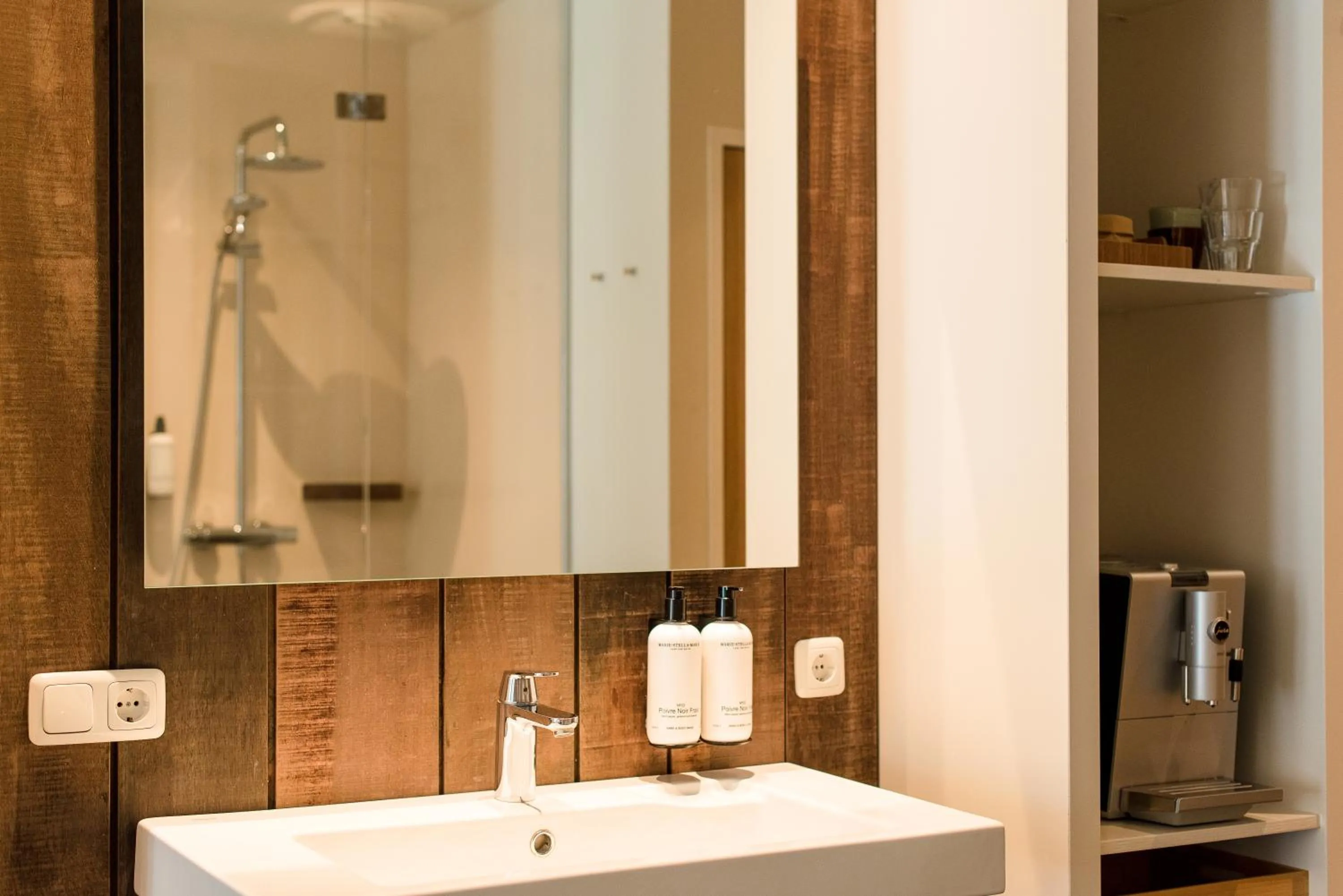 Shower in Van Heeckeren Hotel