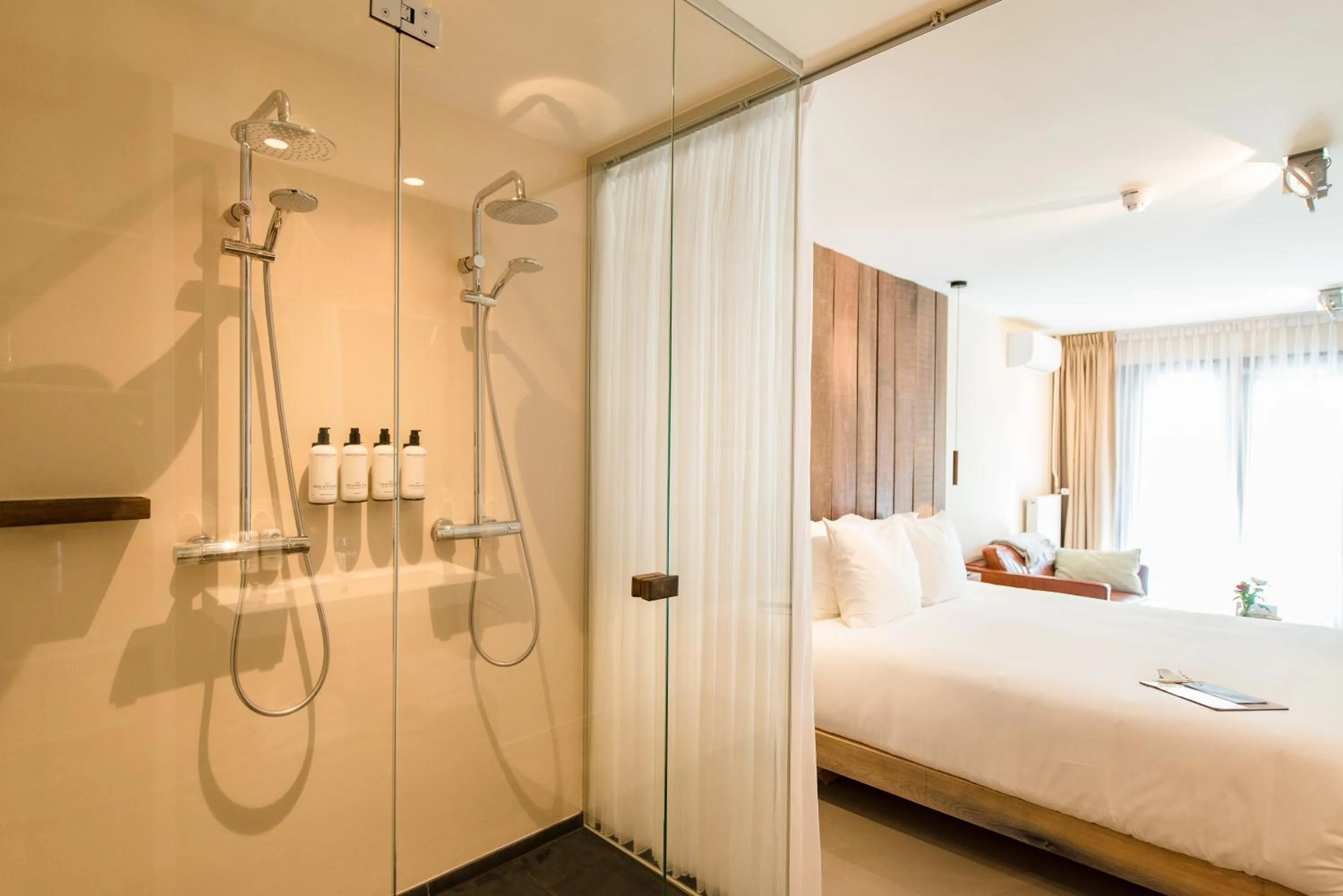 Shower, Bed in Van Heeckeren Hotel