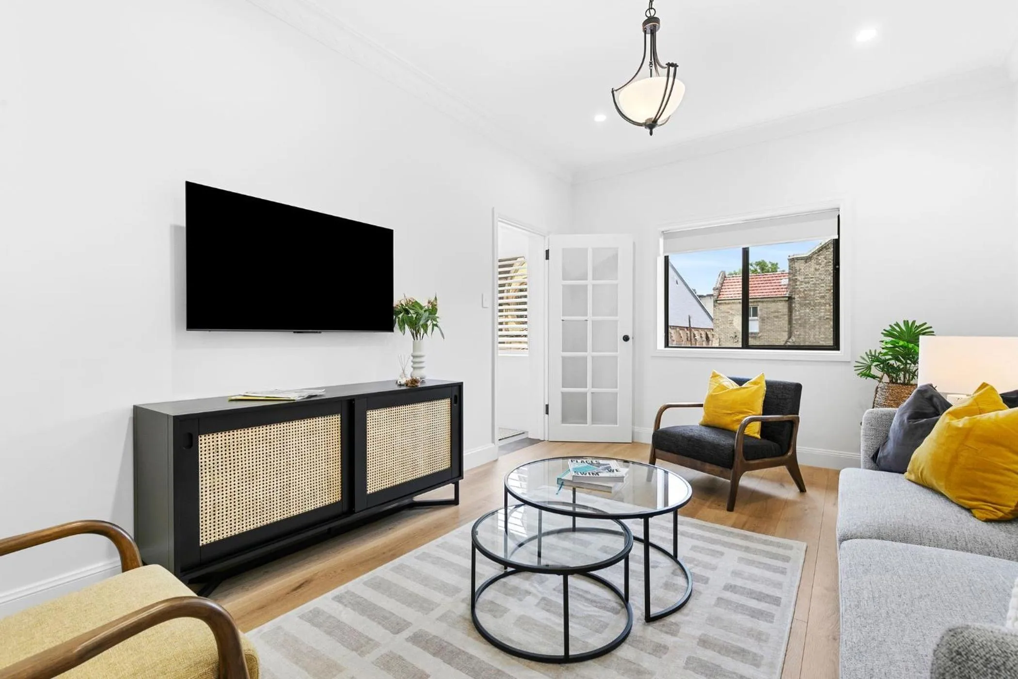 TV and multimedia in Hamilton Lodge Apartments by Urban Rest