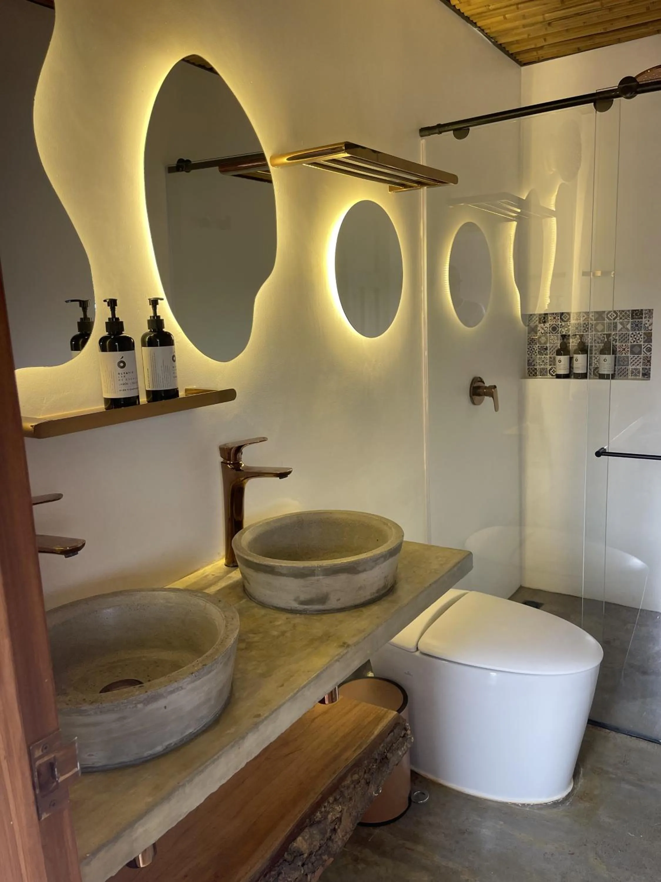 Toilet in Cannatel Exclusive Hotel