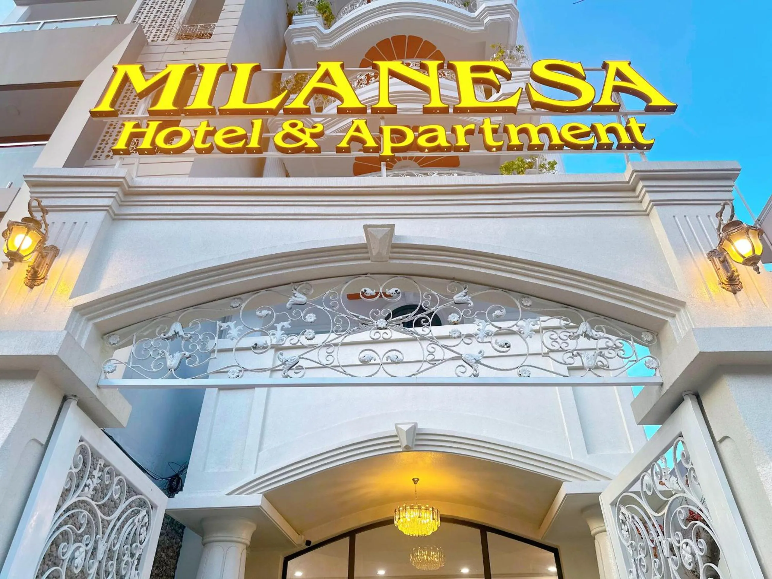 Property building in Milanesa Hotel and Apartment