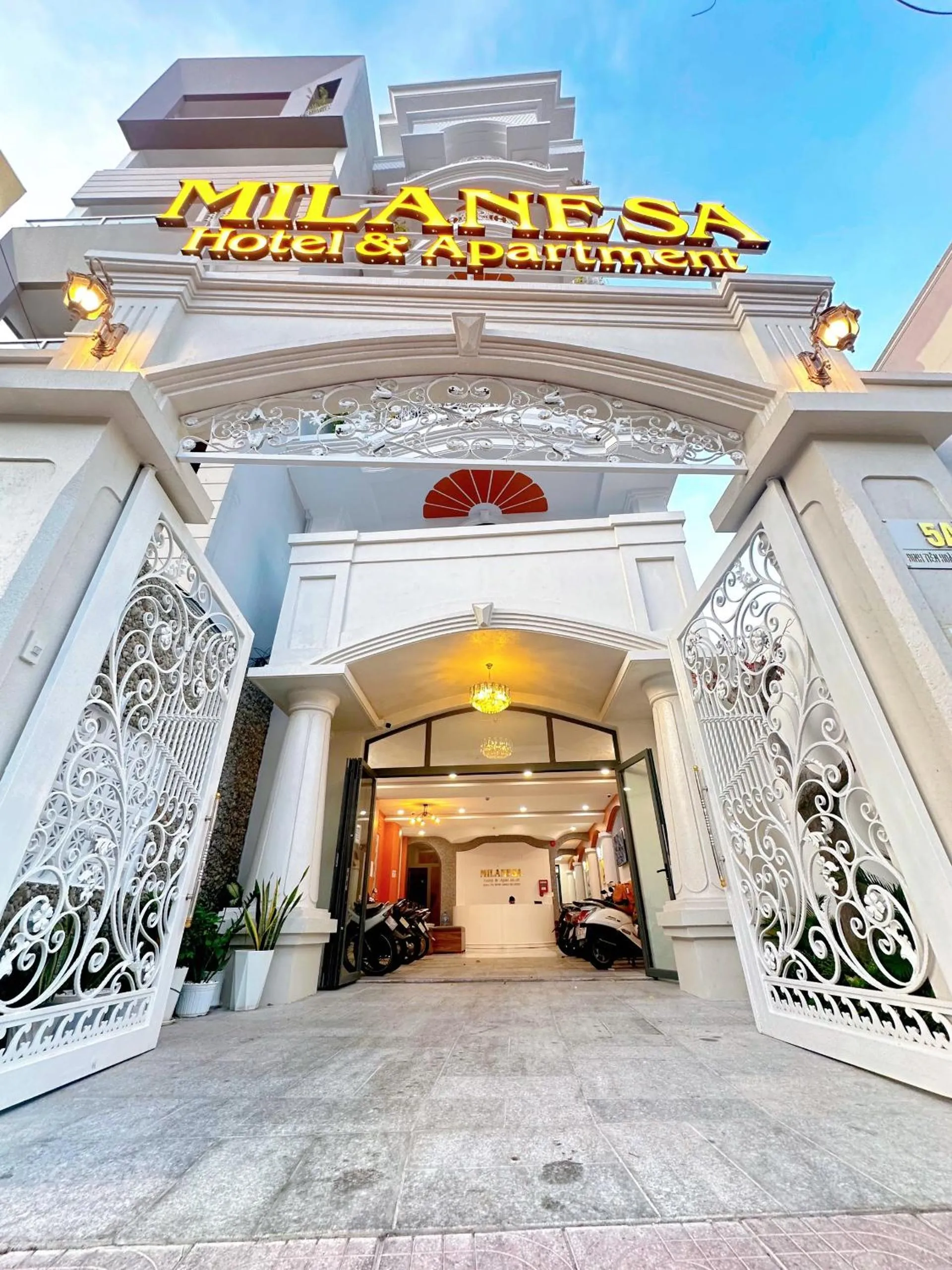 Property building in Milanesa Hotel and Apartment