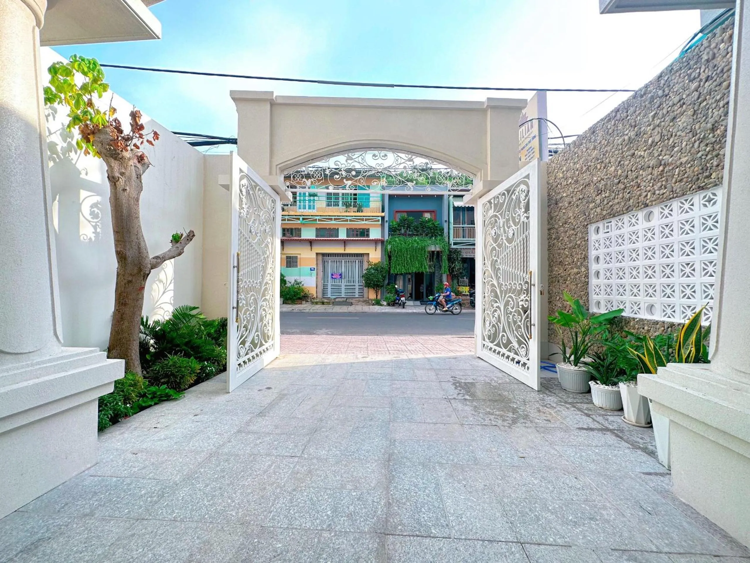 Property building in Milanesa Hotel and Apartment