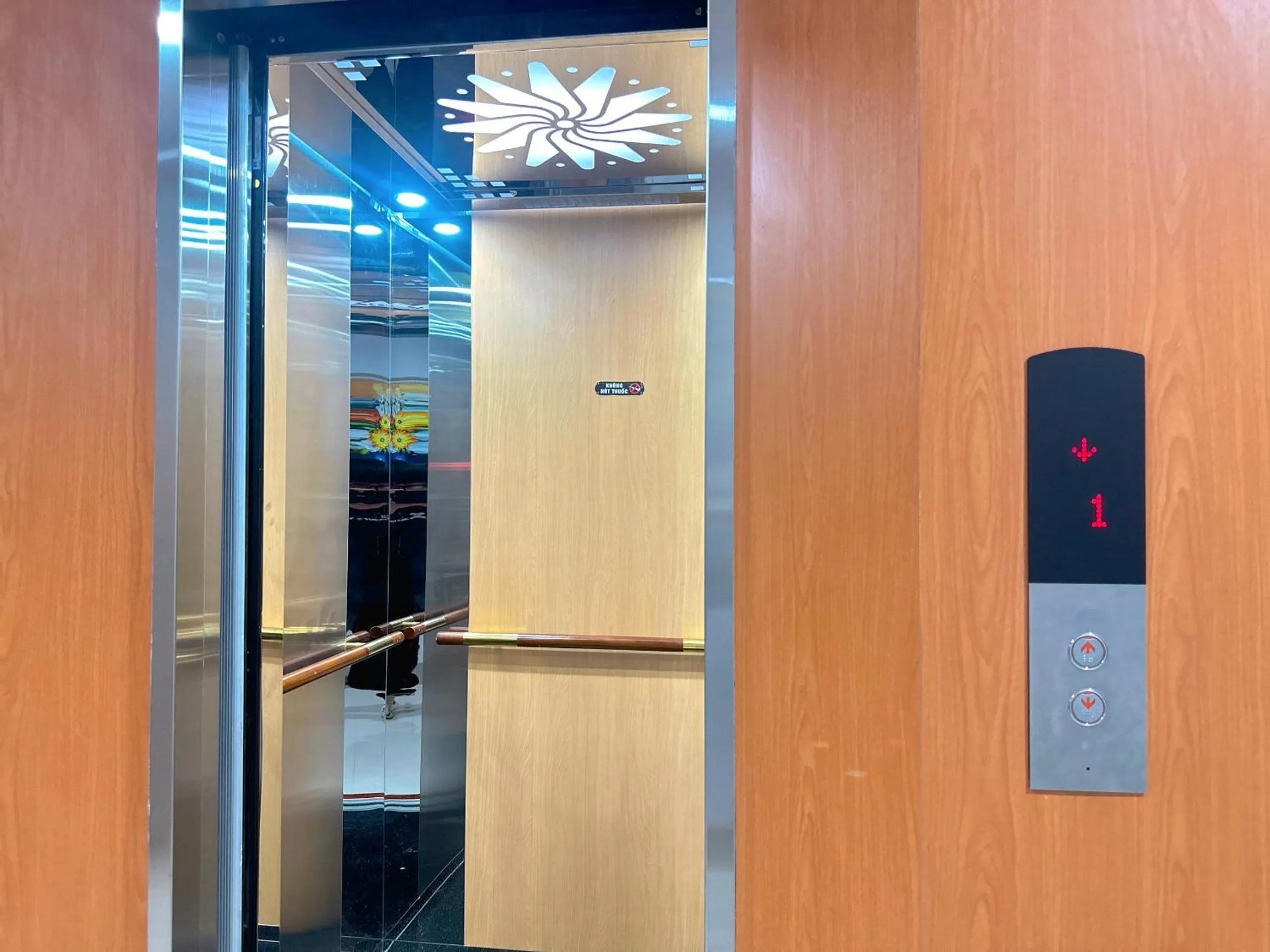 elevator in Milanesa Hotel and Apartment