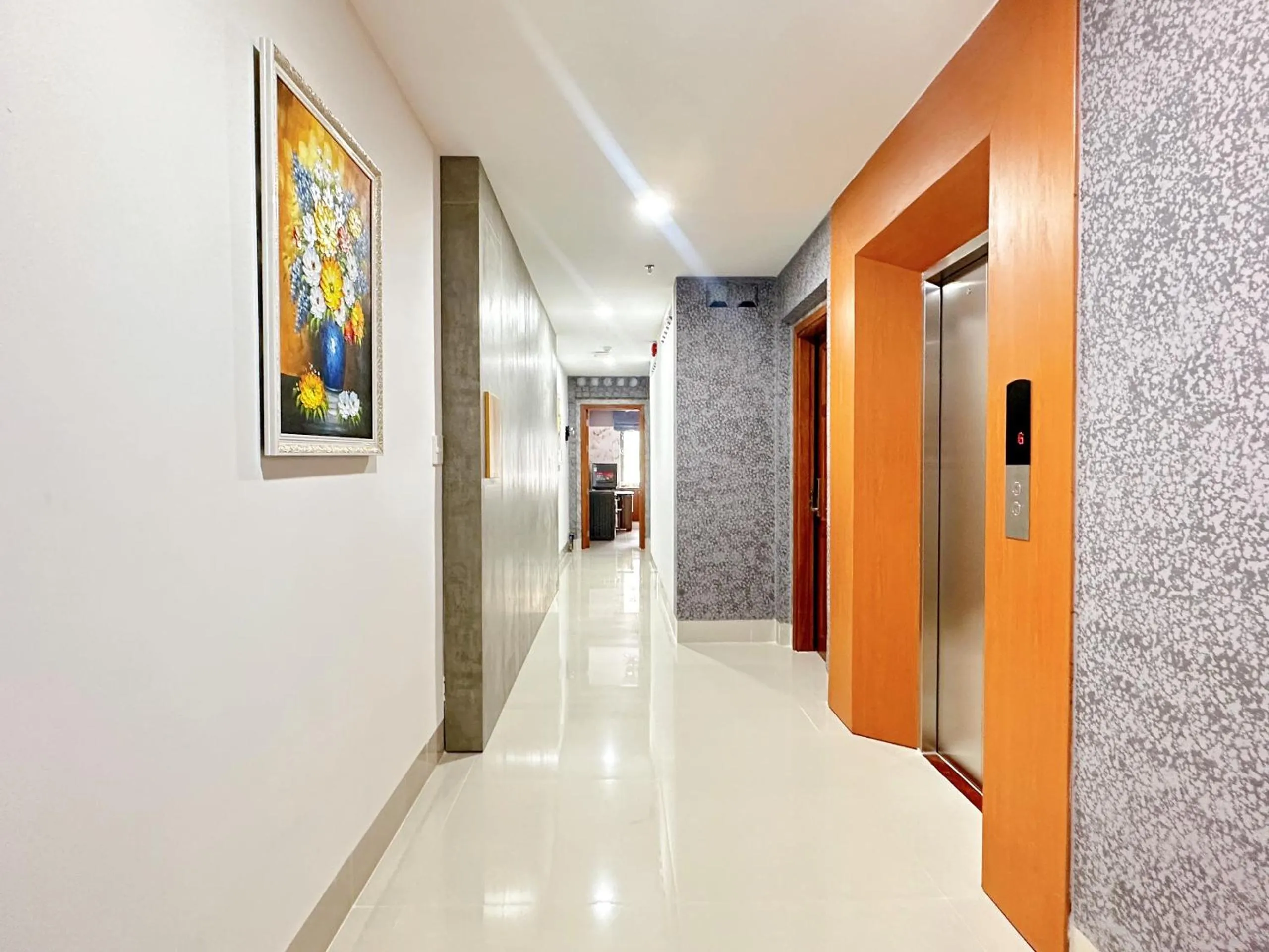 elevator in Milanesa Hotel and Apartment