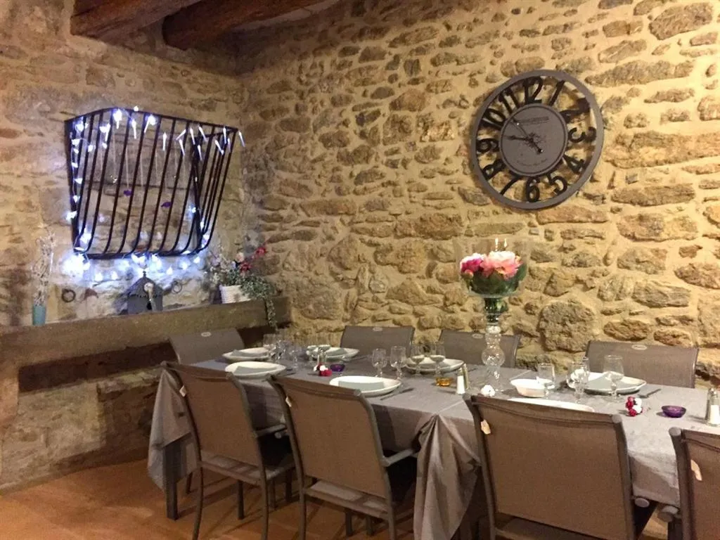 Dining area in Clos de la Colombe
