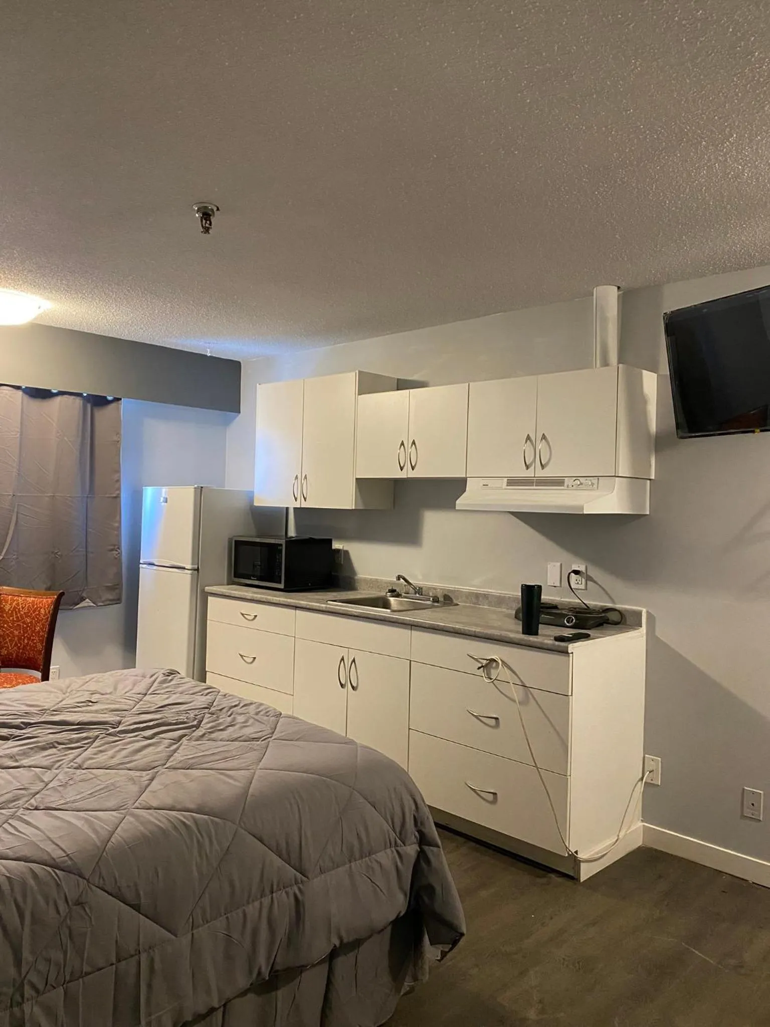 Kitchen or kitchenette, Bed in Nechako Valley Inn