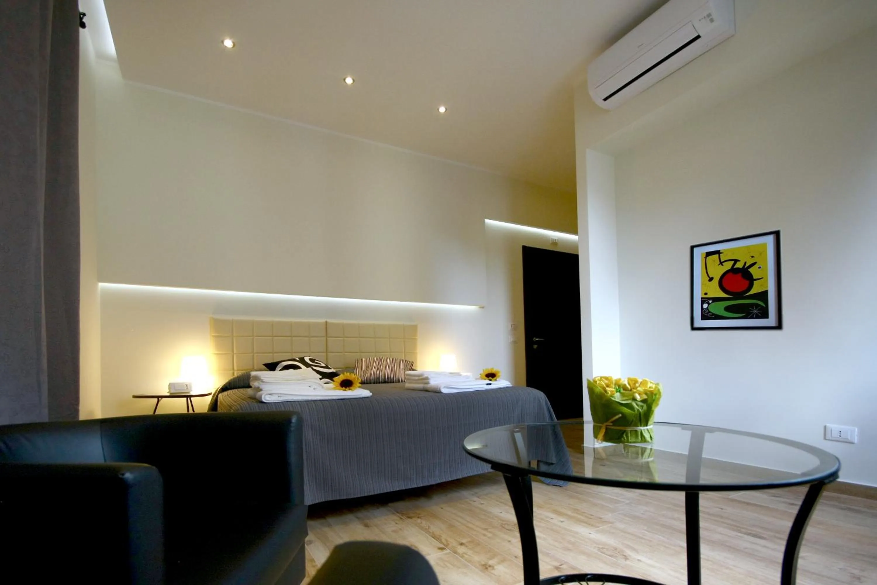 Photo of the whole room, Bed in Passenger Vatican Relais