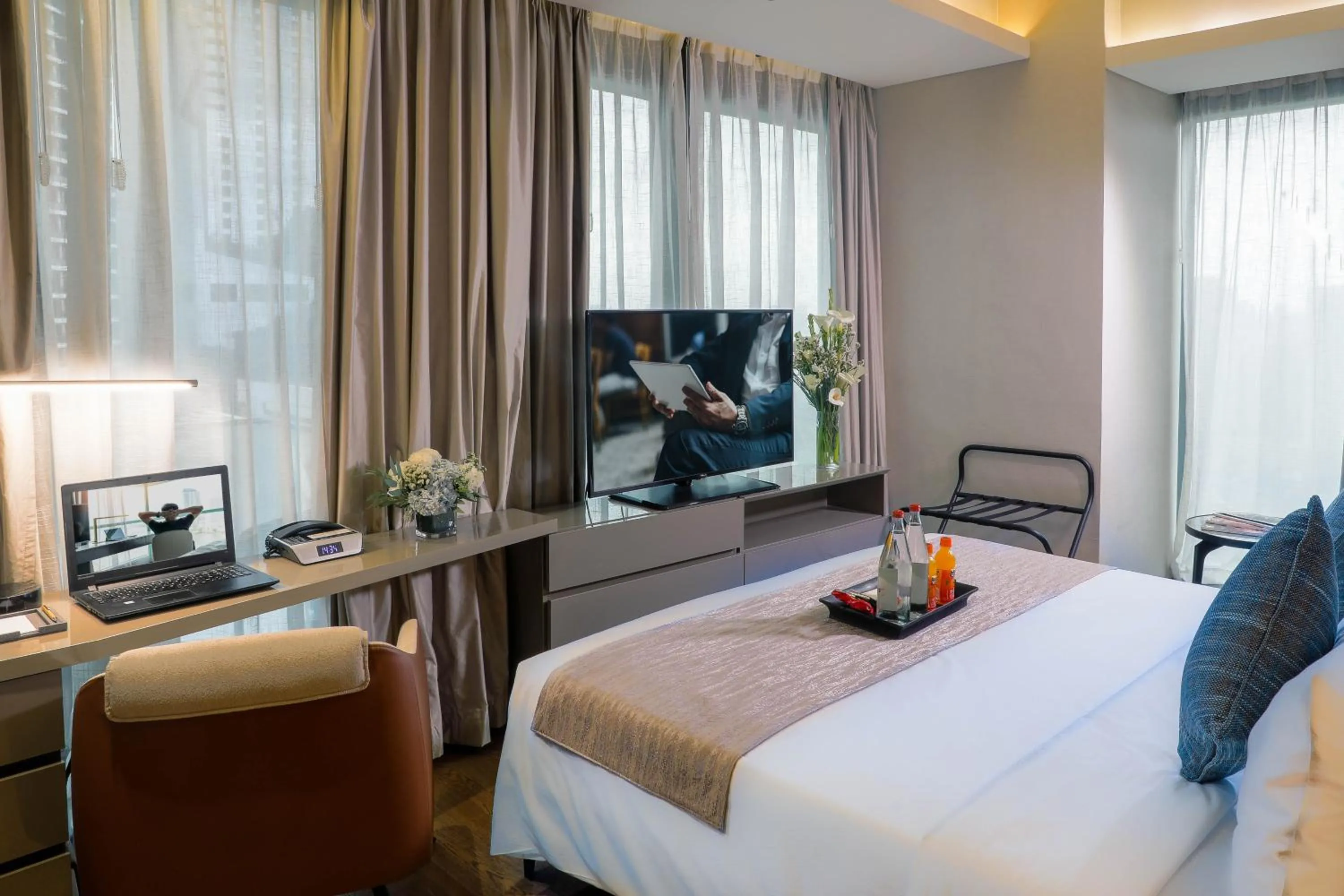 Bedroom, Bed in Oakwood Makati Avenue