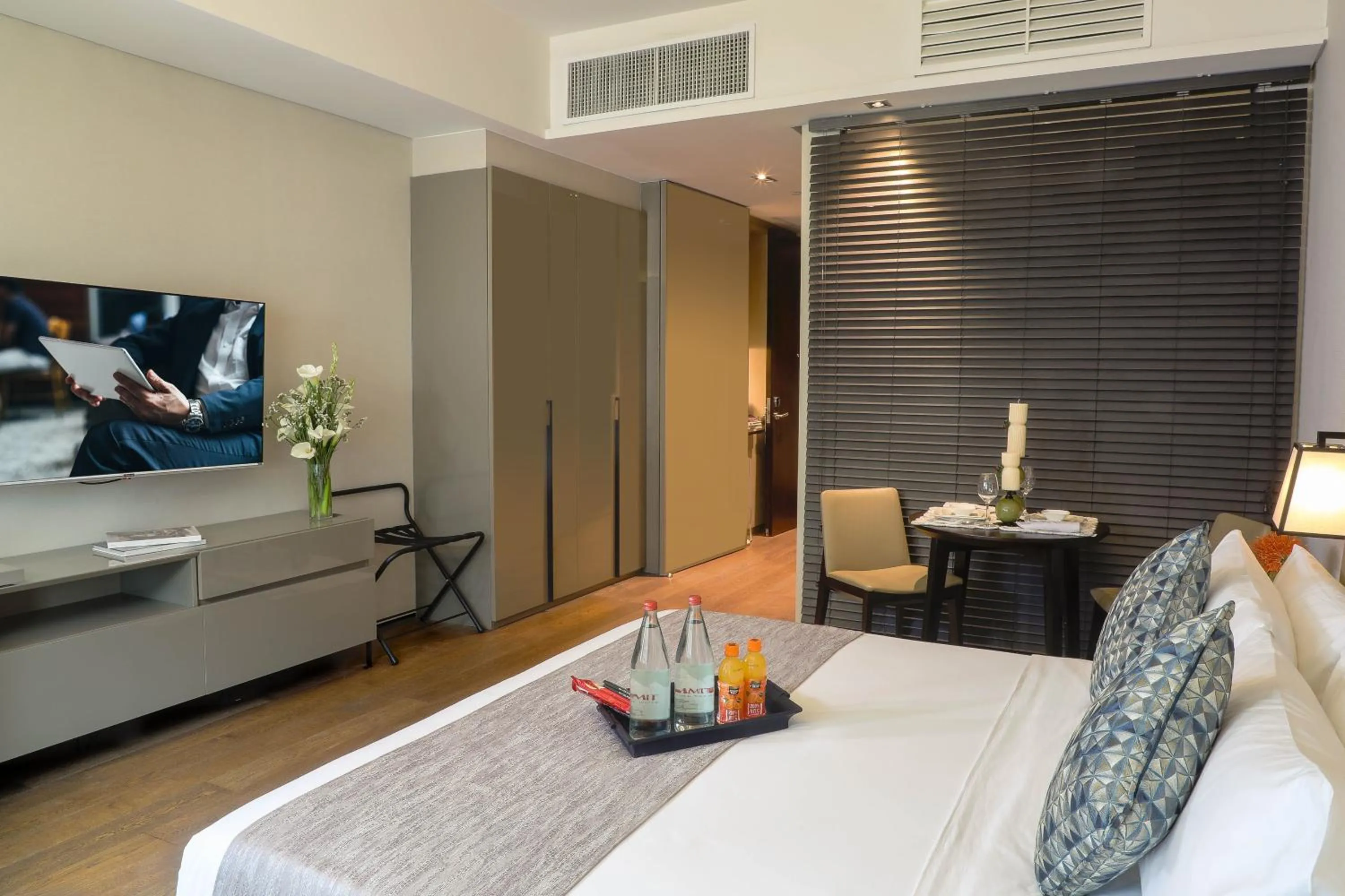 Bedroom, Bed in Oakwood Makati Avenue