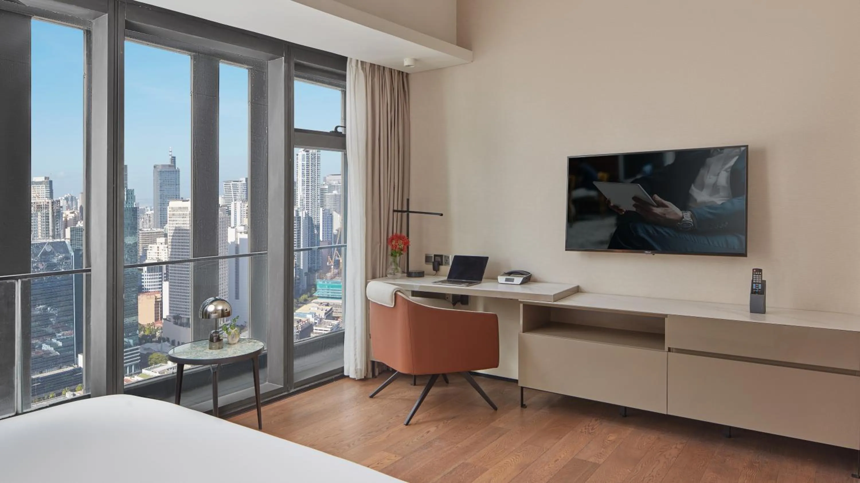 TV and multimedia, Bed in Oakwood Makati Avenue