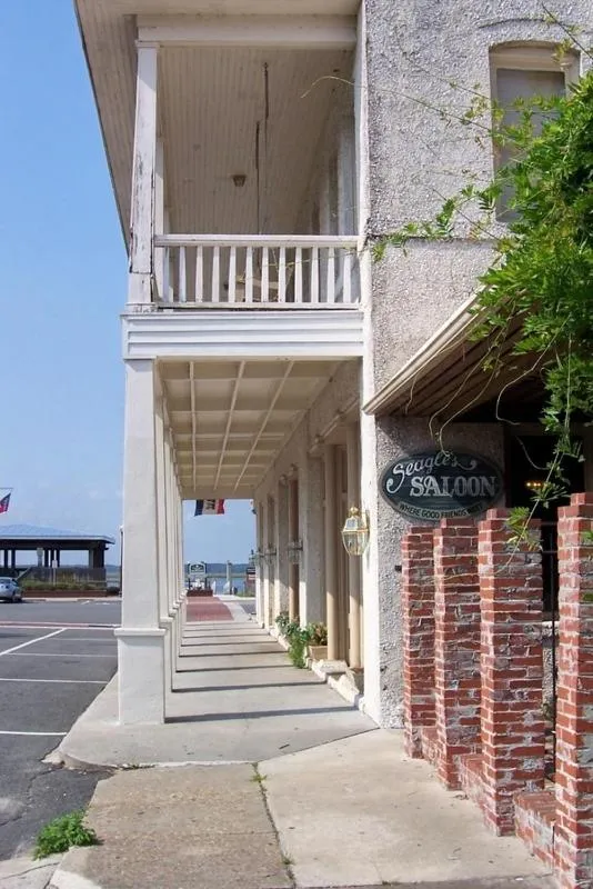 Facade/entrance in Riverview Hotel
