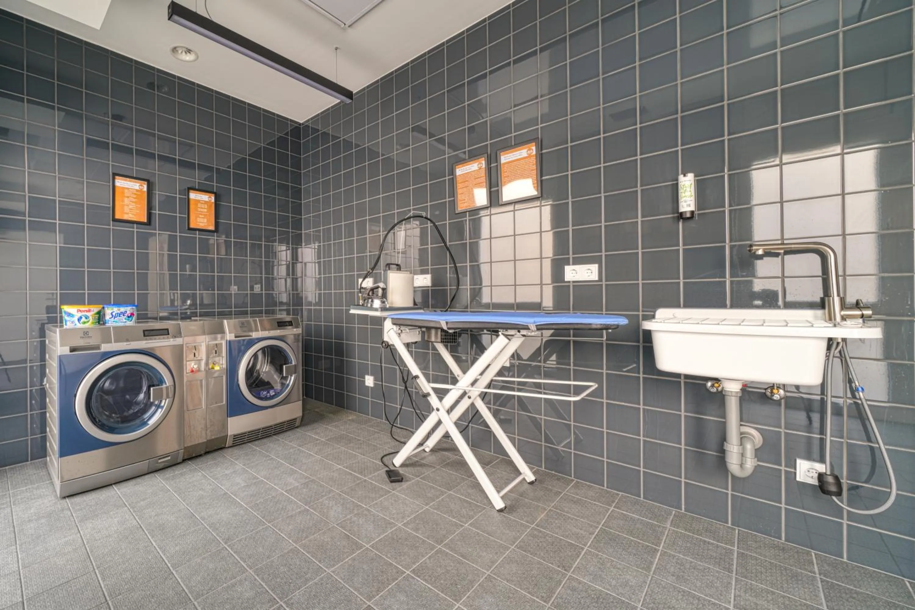 washing machine in INA Boutique Hannover-Linden - Digital Access