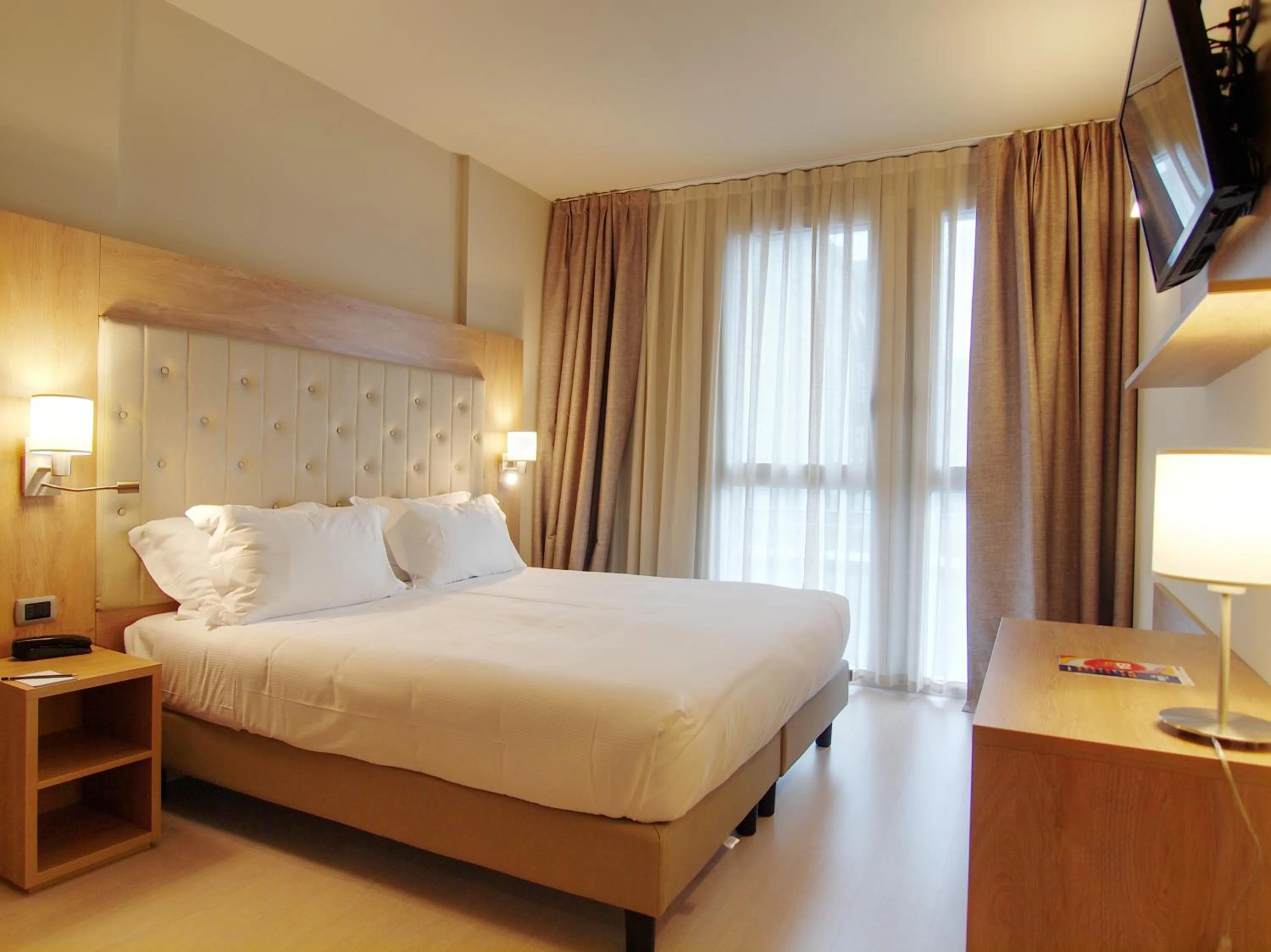 Bedroom, Bed in Tower Hotel Malpensa