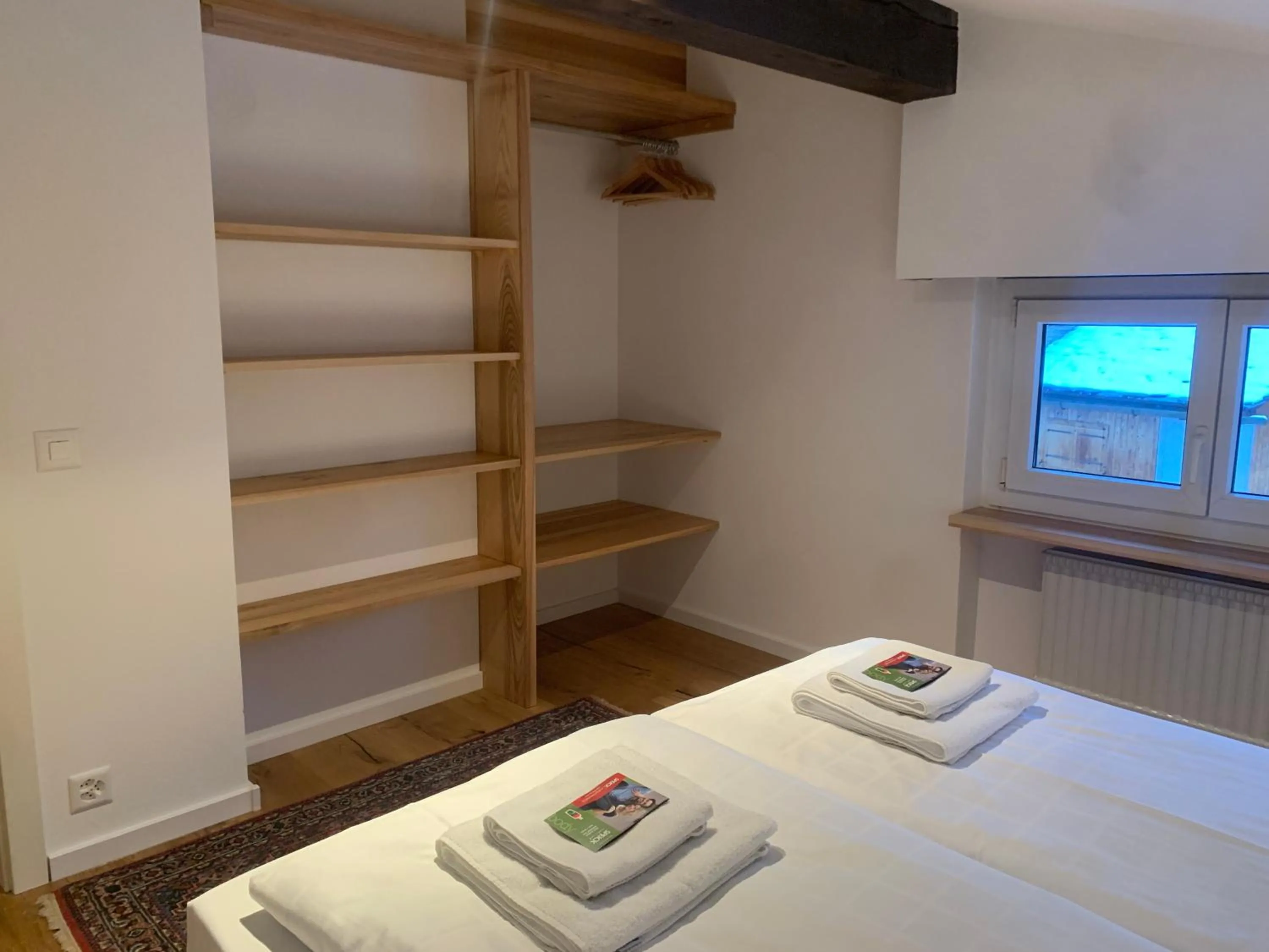 wardrobe, Bed in Ferienwohnung Murschetg