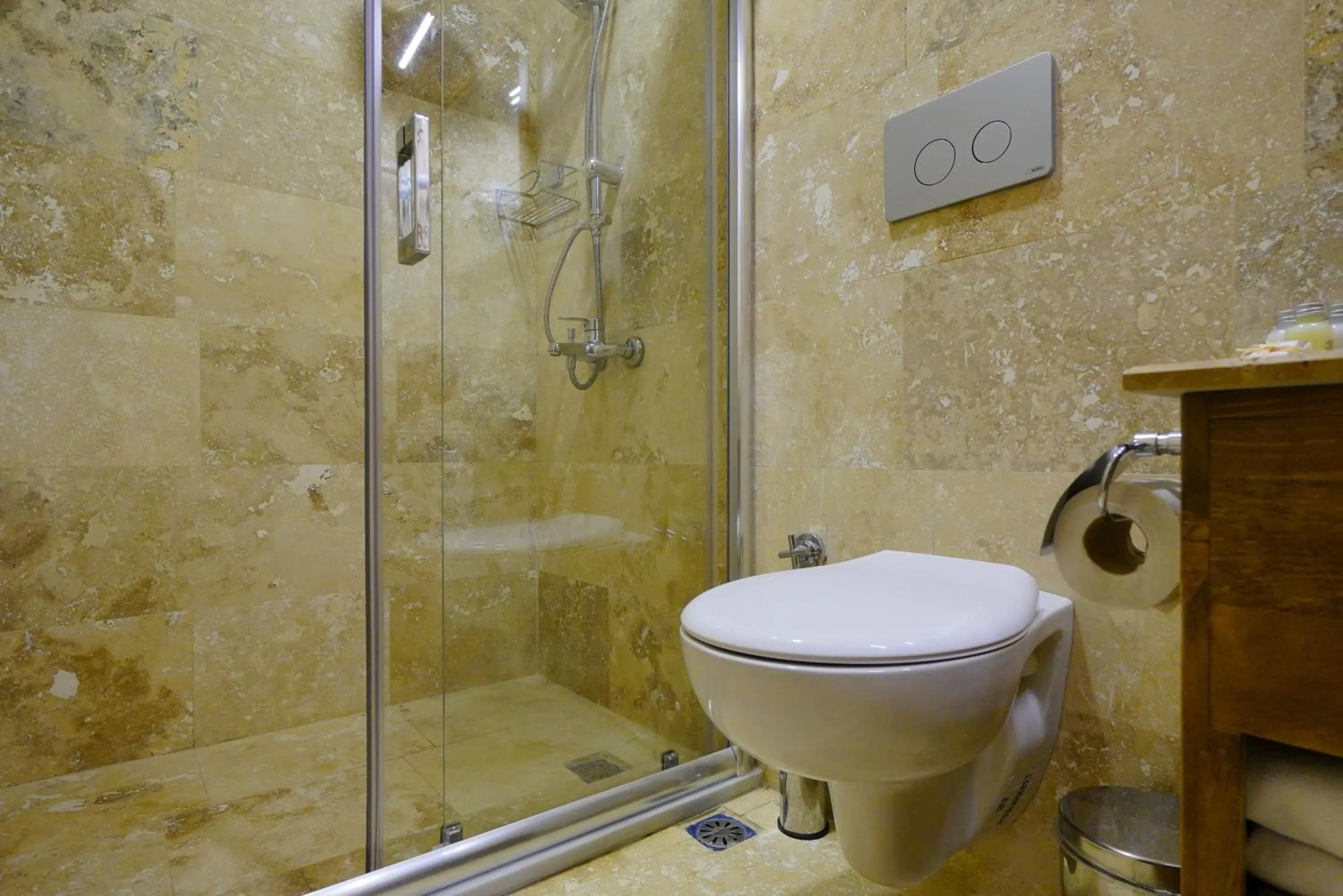 Toilet in Enjoy Stone Hotel