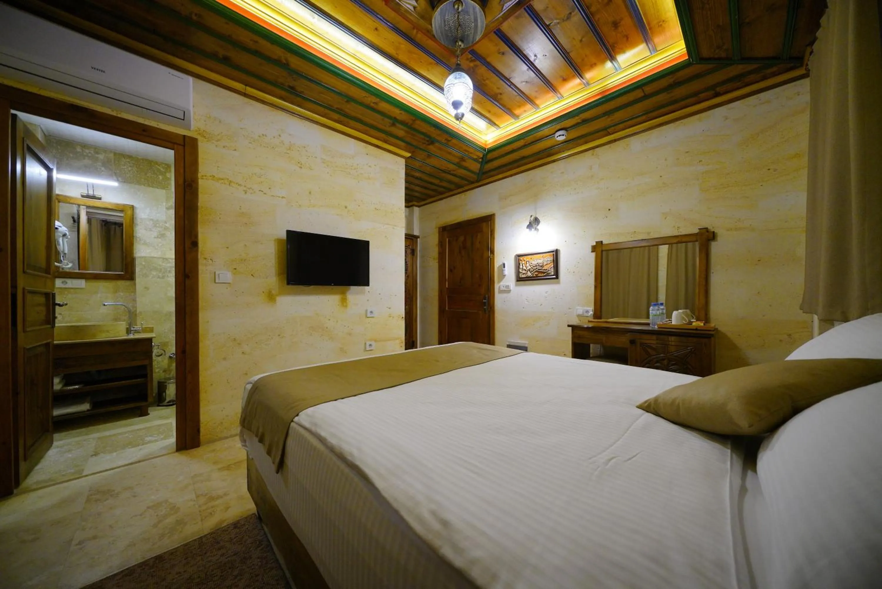 Photo of the whole room, Bed in Enjoy Stone Hotel