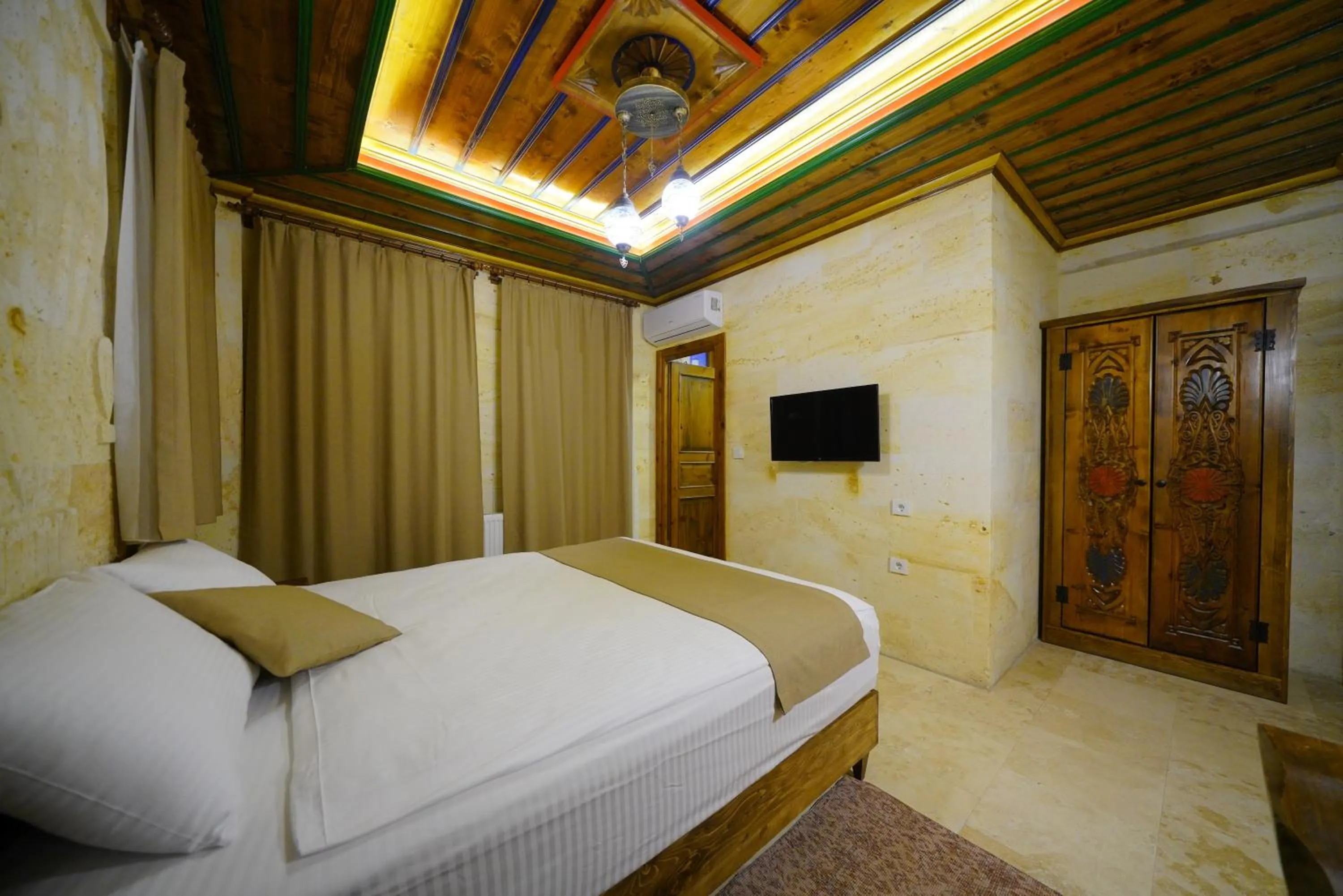 Photo of the whole room, Bed in Enjoy Stone Hotel