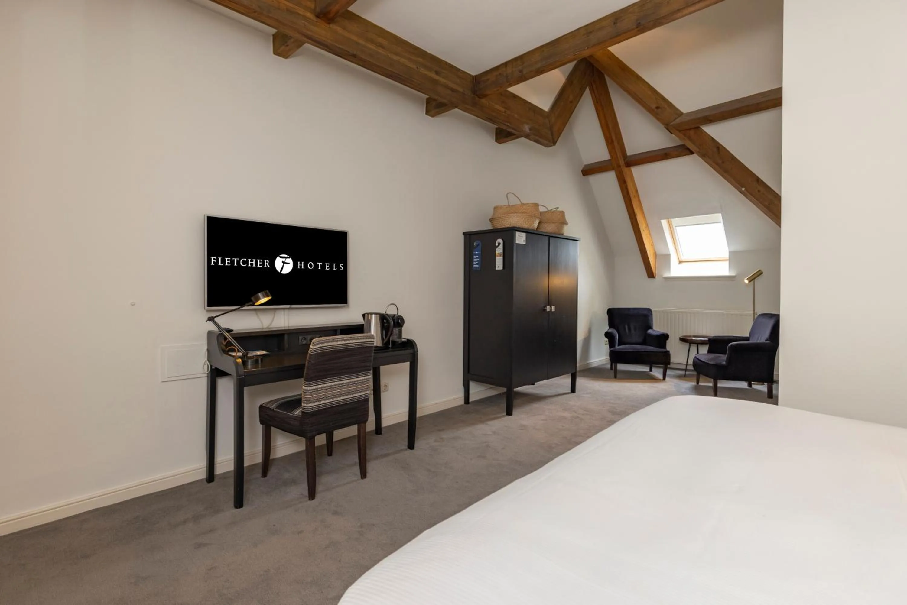 hair dresser, Bed in Fletcher Hotel Château De Raay