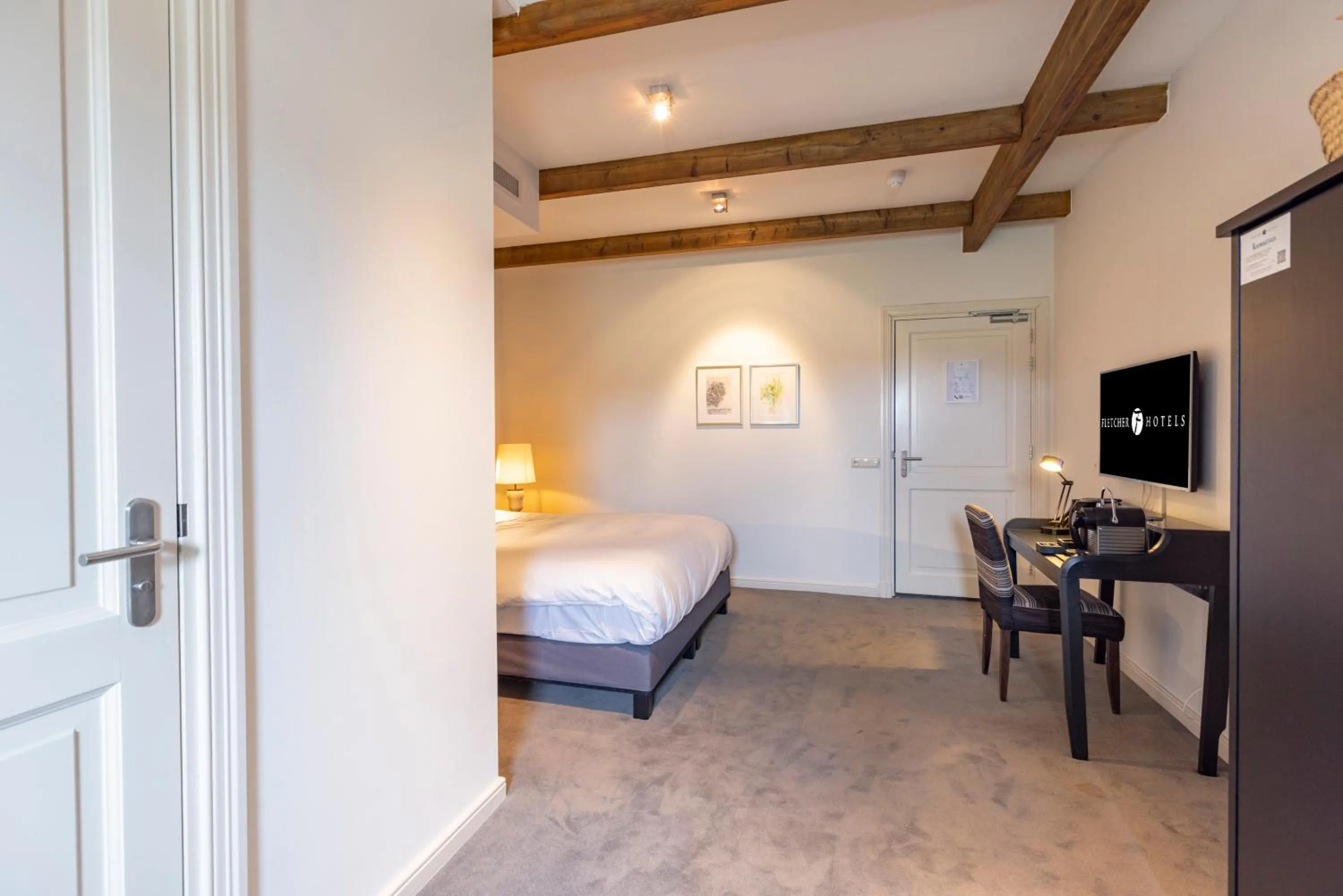 Seating area, Bed in Fletcher Hotel Château De Raay