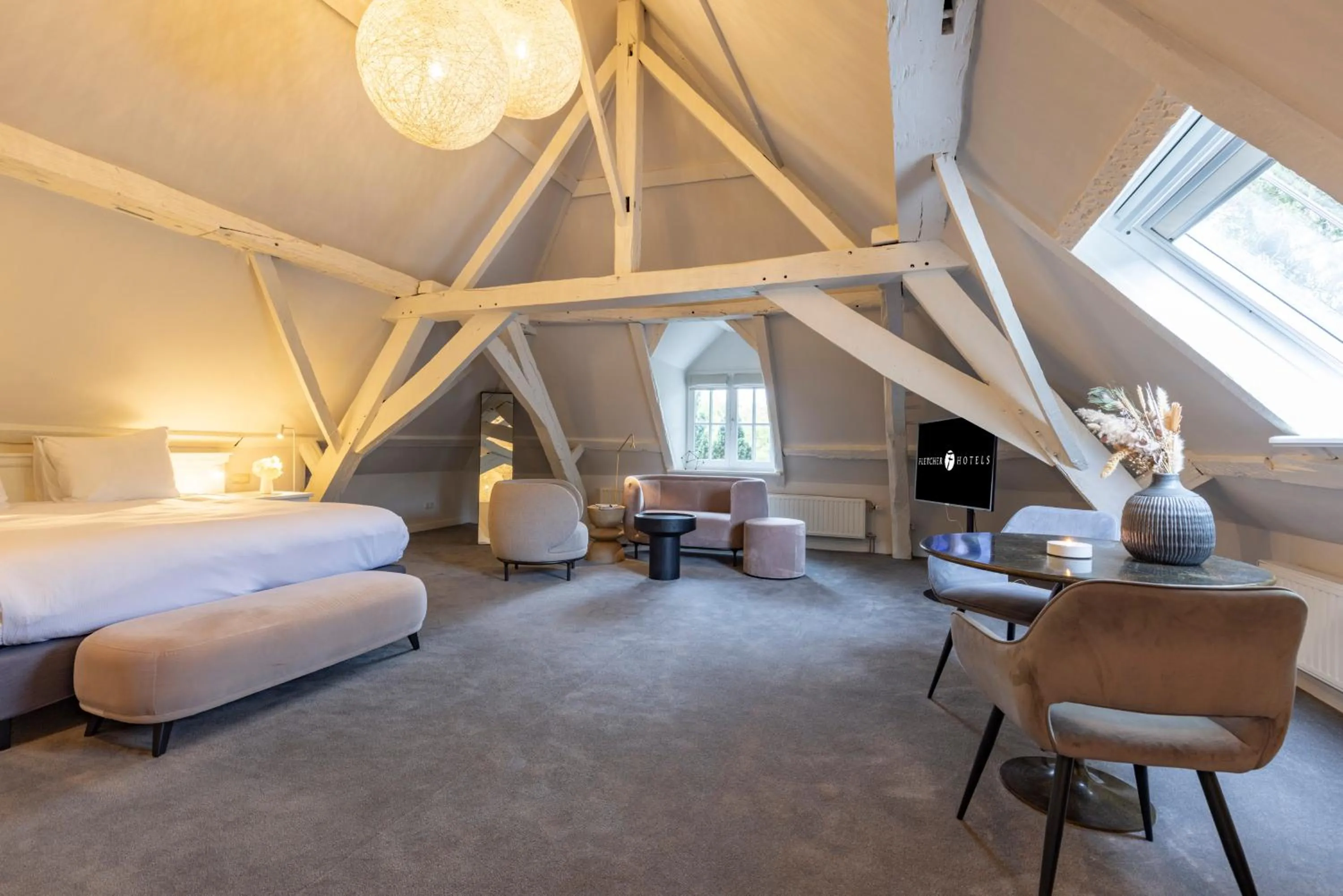 Living room, Bed in Fletcher Hotel Château De Raay