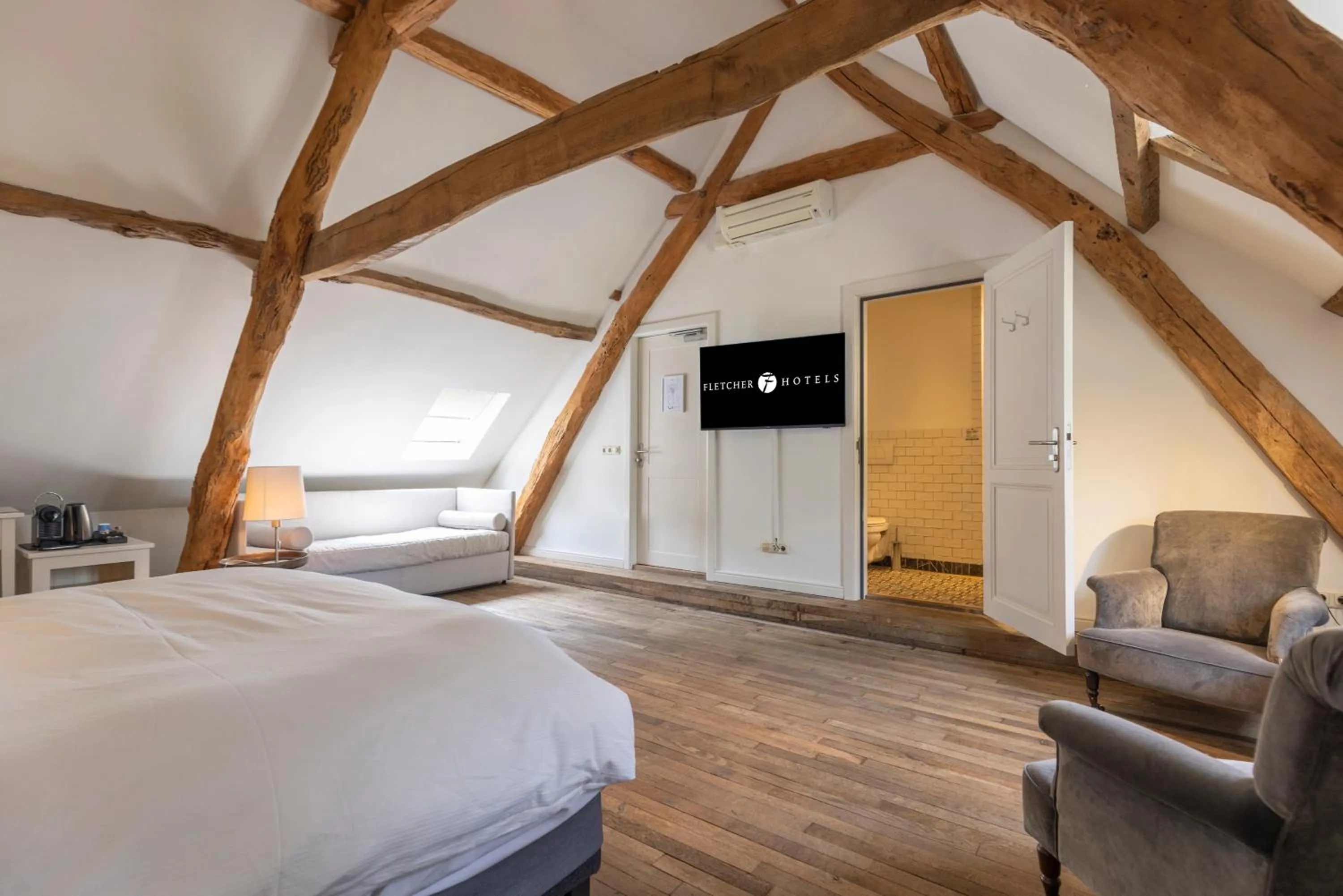 Photo of the whole room, Bed in Fletcher Hotel Château De Raay