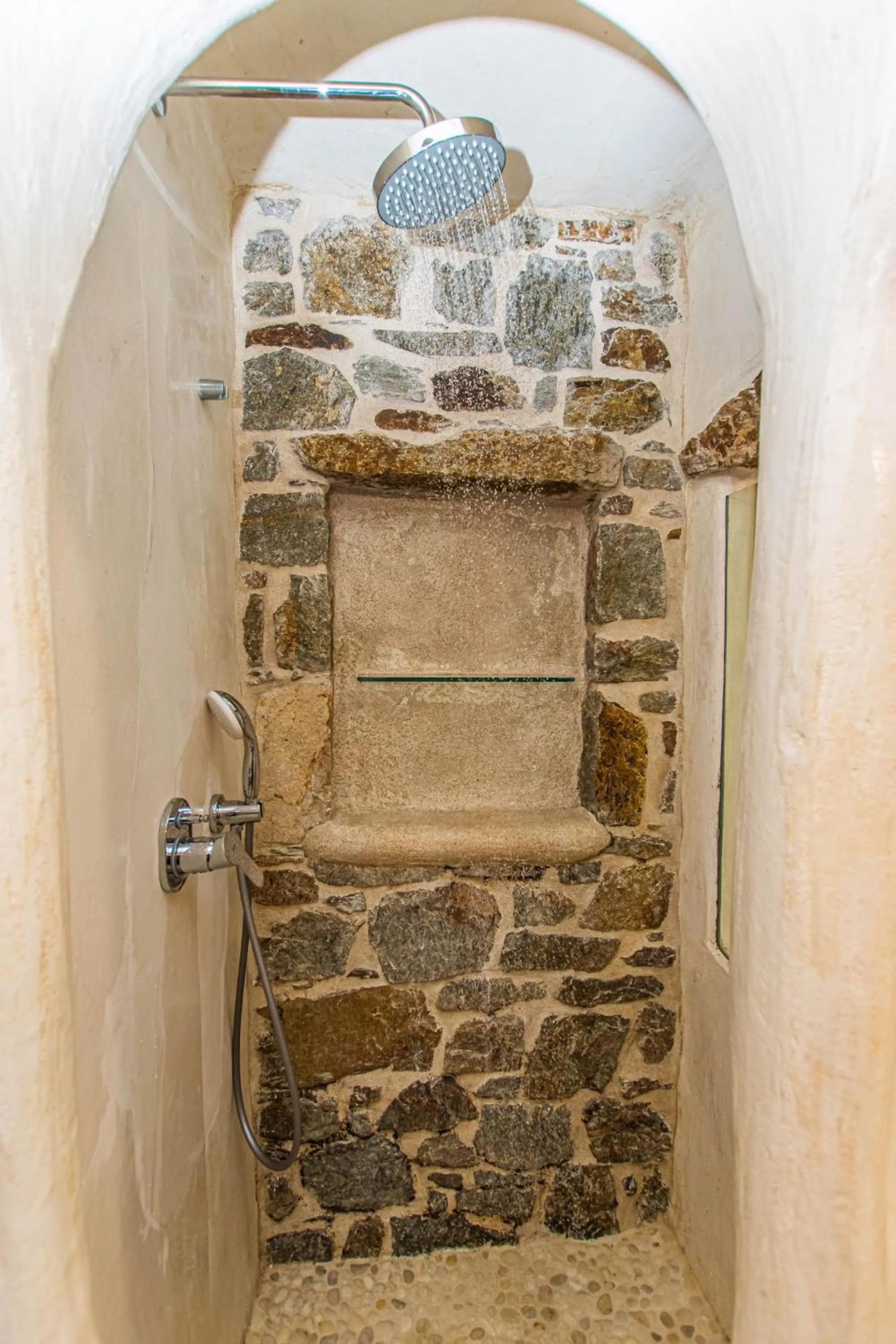 Peristeronas Village